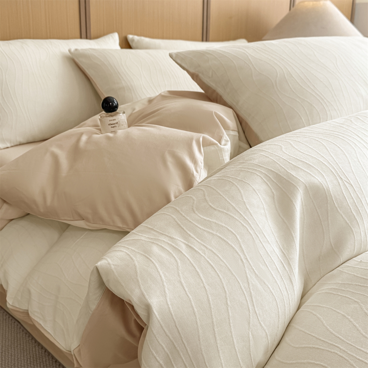 91家纺网 家纺一手货源 找家纺 灰鲸 2026新款全棉纯棉三层纱色织提花四件套 浅忆-杏仁奶霜