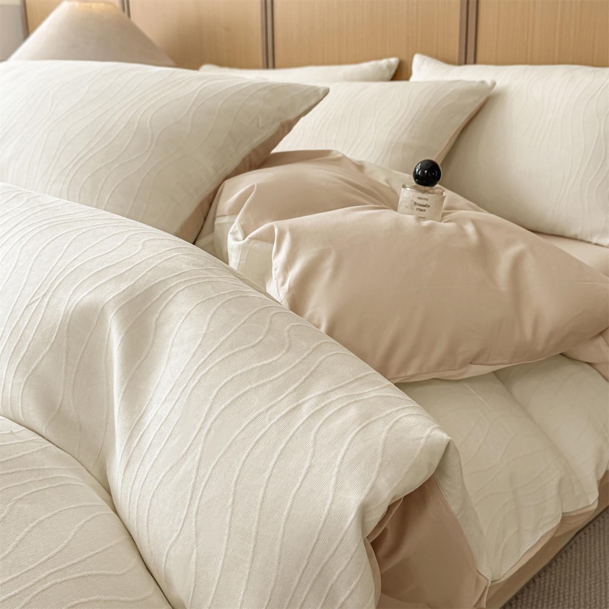 91家纺网 家纺一手货源 找家纺 灰鲸 2026新款全棉纯棉三层纱色织提花四件套 浅忆-杏仁奶霜