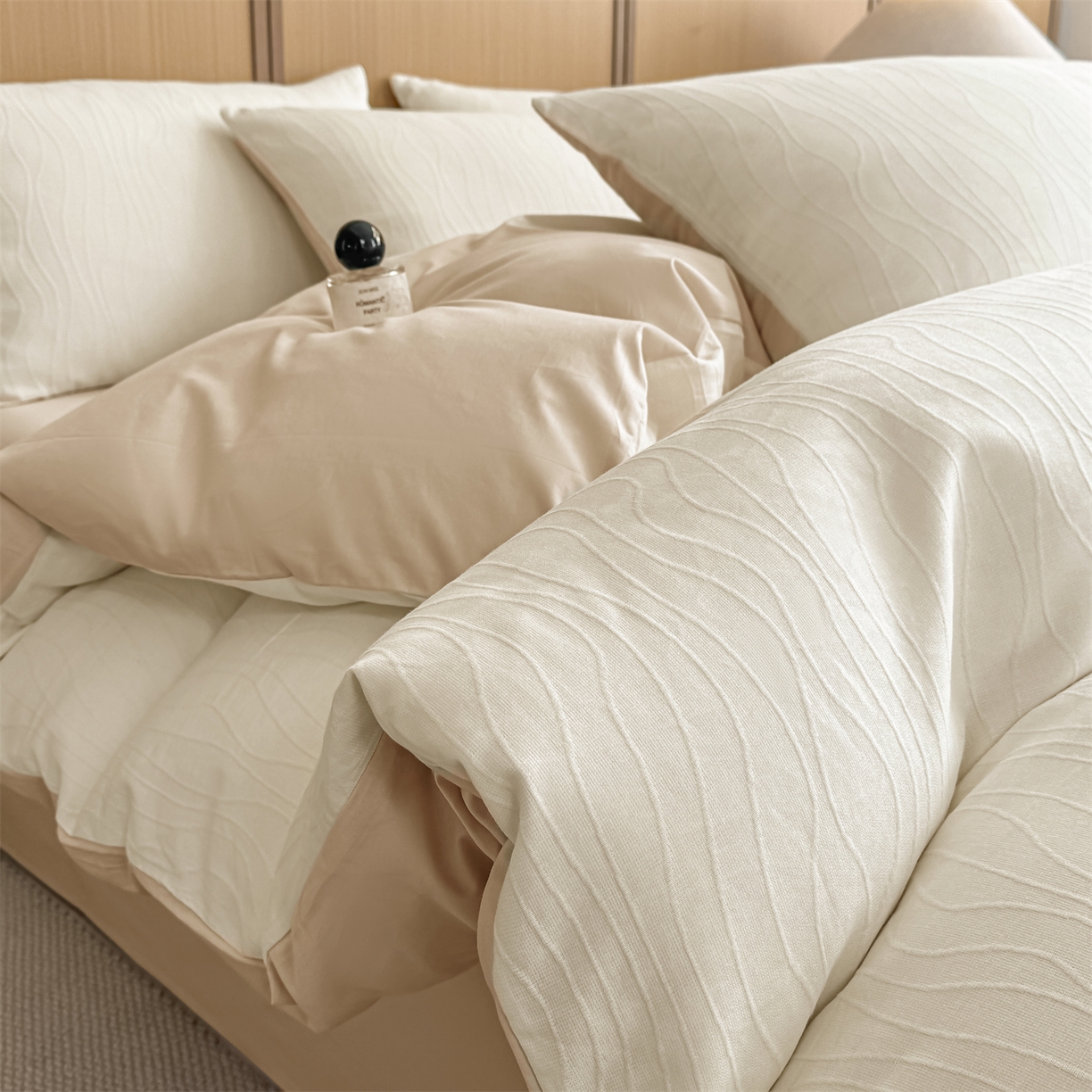 91家纺网 家纺一手货源 找家纺 灰鲸 2026新款全棉纯棉三层纱色织提花四件套 浅忆-杏仁奶霜