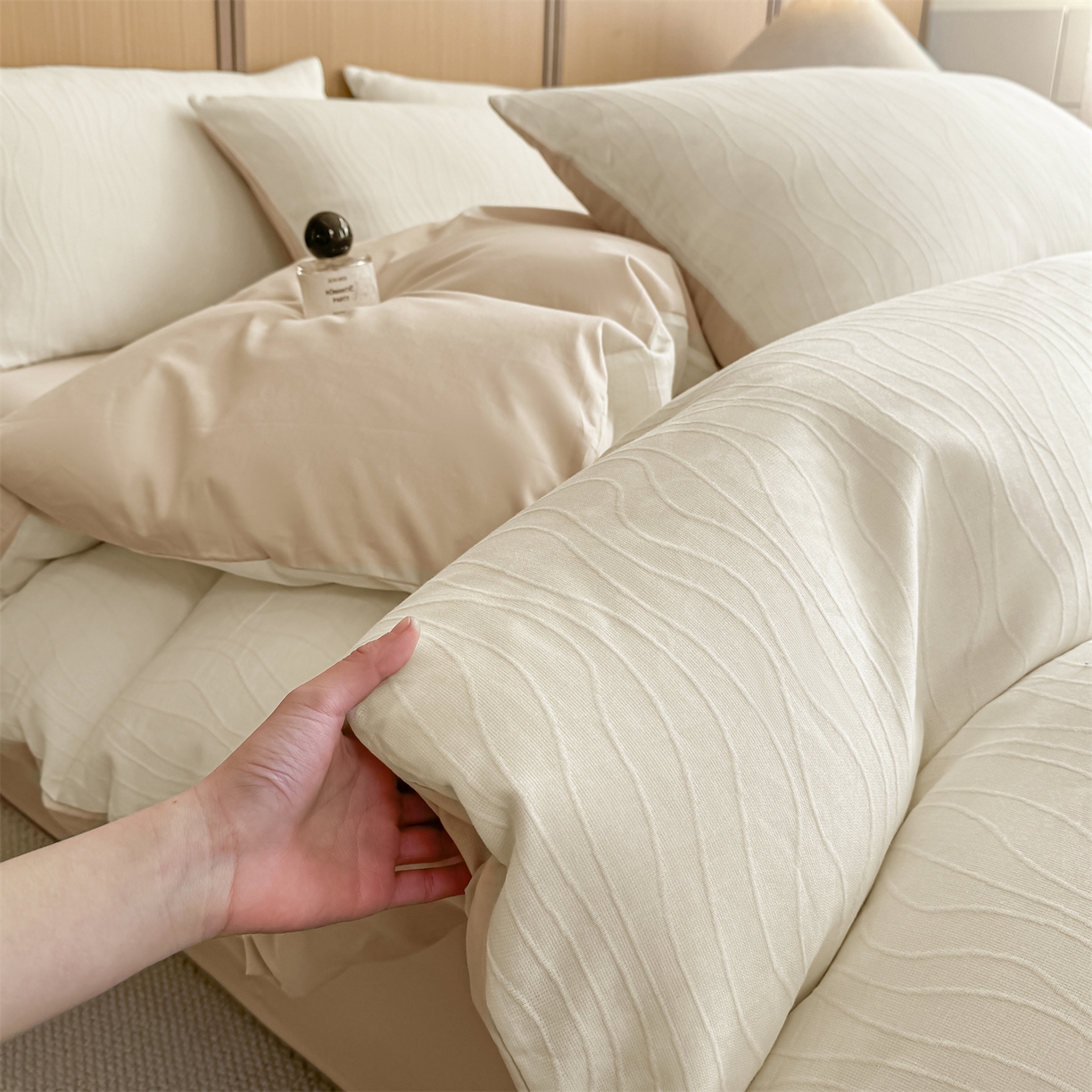 91家纺网 家纺一手货源 找家纺 灰鲸 2026新款全棉纯棉三层纱色织提花四件套 浅忆-杏仁奶霜