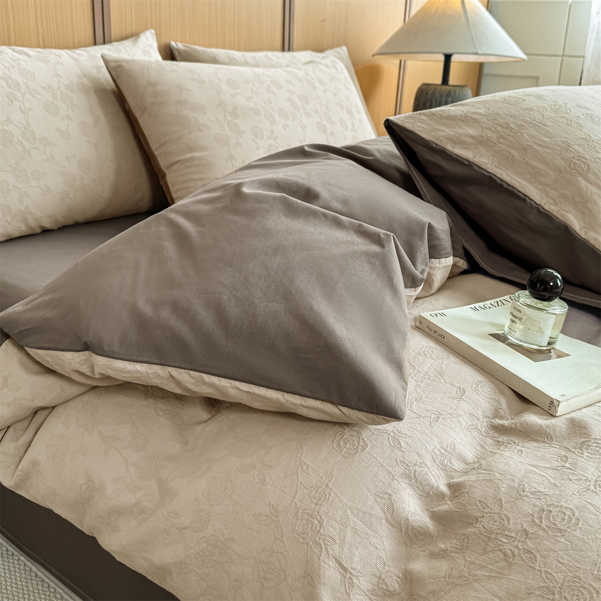 91家纺网 家纺一手货源 找家纺 灰鲸 2026新款全棉纯棉三层纱色织提花四件套 蔷薇-可可奶咖