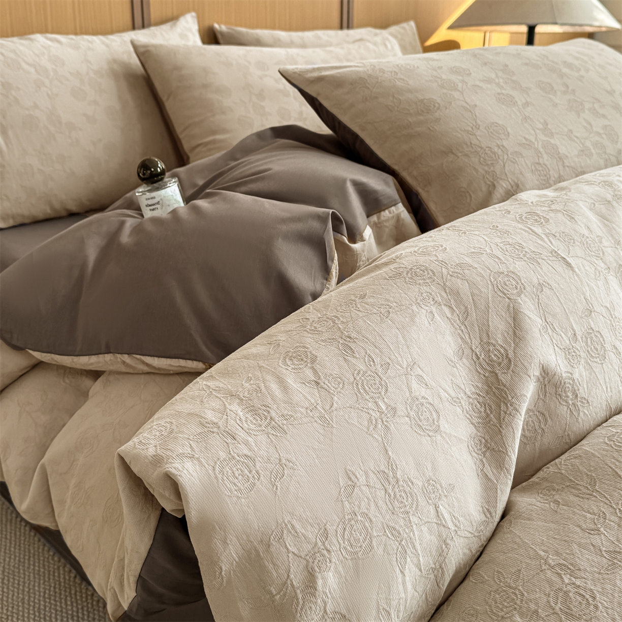 91家纺网 家纺一手货源 找家纺 灰鲸 2026新款全棉纯棉三层纱色织提花四件套 蔷薇-可可奶咖