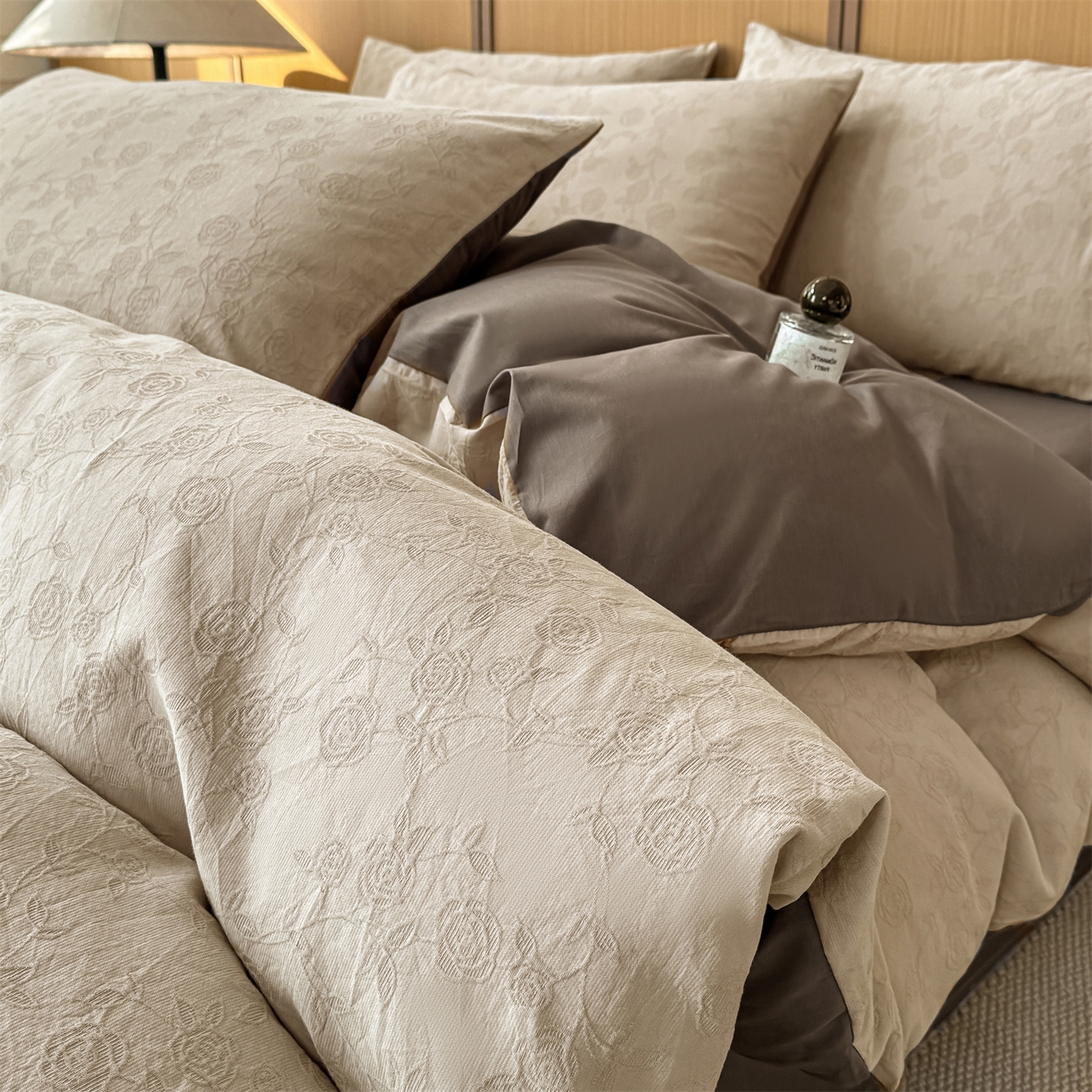 91家纺网 家纺一手货源 找家纺 灰鲸 2026新款全棉纯棉三层纱色织提花四件套 蔷薇-可可奶咖