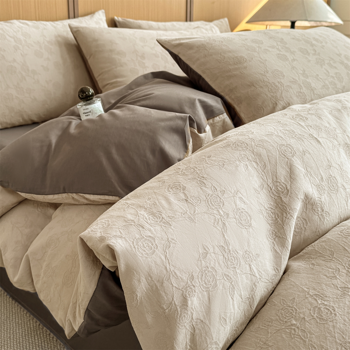 91家纺网 家纺一手货源 找家纺 灰鲸 2026新款全棉纯棉三层纱色织提花四件套 蔷薇-可可奶咖