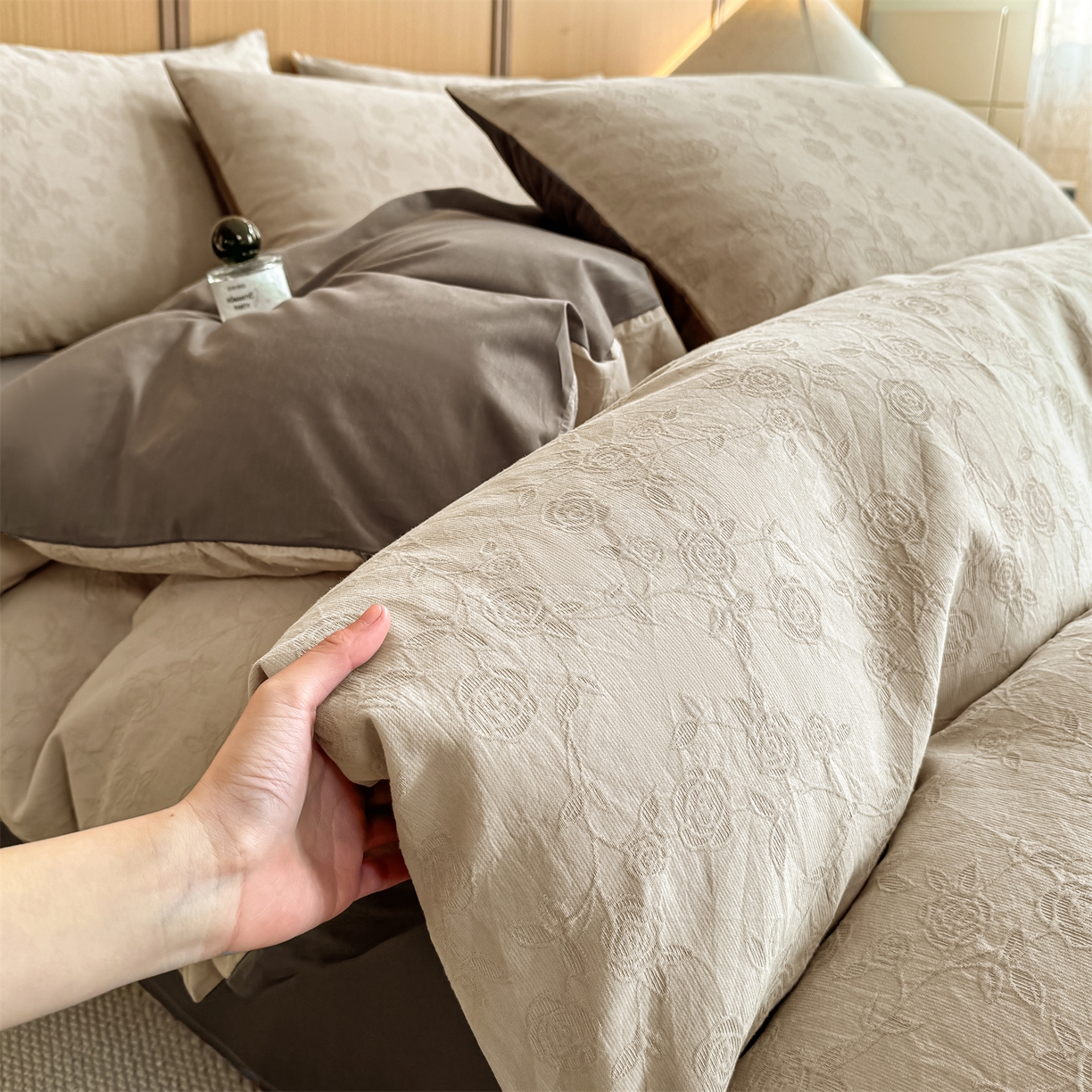 91家纺网 家纺一手货源 找家纺 灰鲸 2026新款全棉纯棉三层纱色织提花四件套 蔷薇-可可奶咖