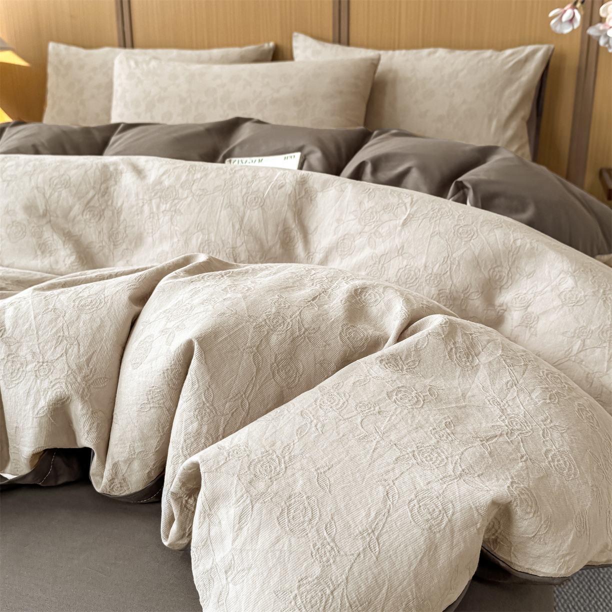 91家纺网 家纺一手货源 找家纺 灰鲸 2026新款全棉纯棉三层纱色织提花四件套 蔷薇-可可奶咖