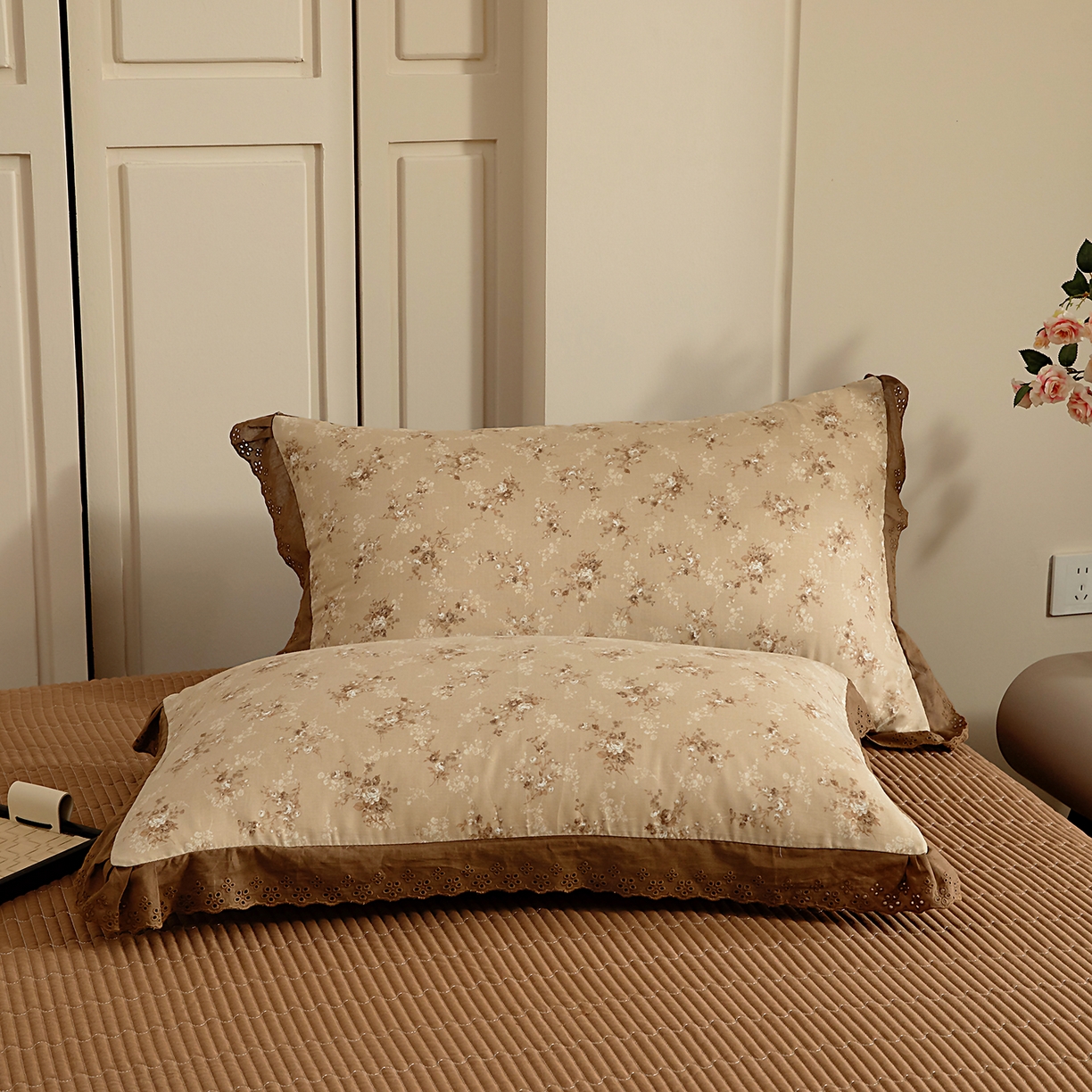 91家纺网 家纺一手货源 找家纺 情煊家纺 2026新款全棉双层纱花边款绣花款四件套 绣花款-茶香