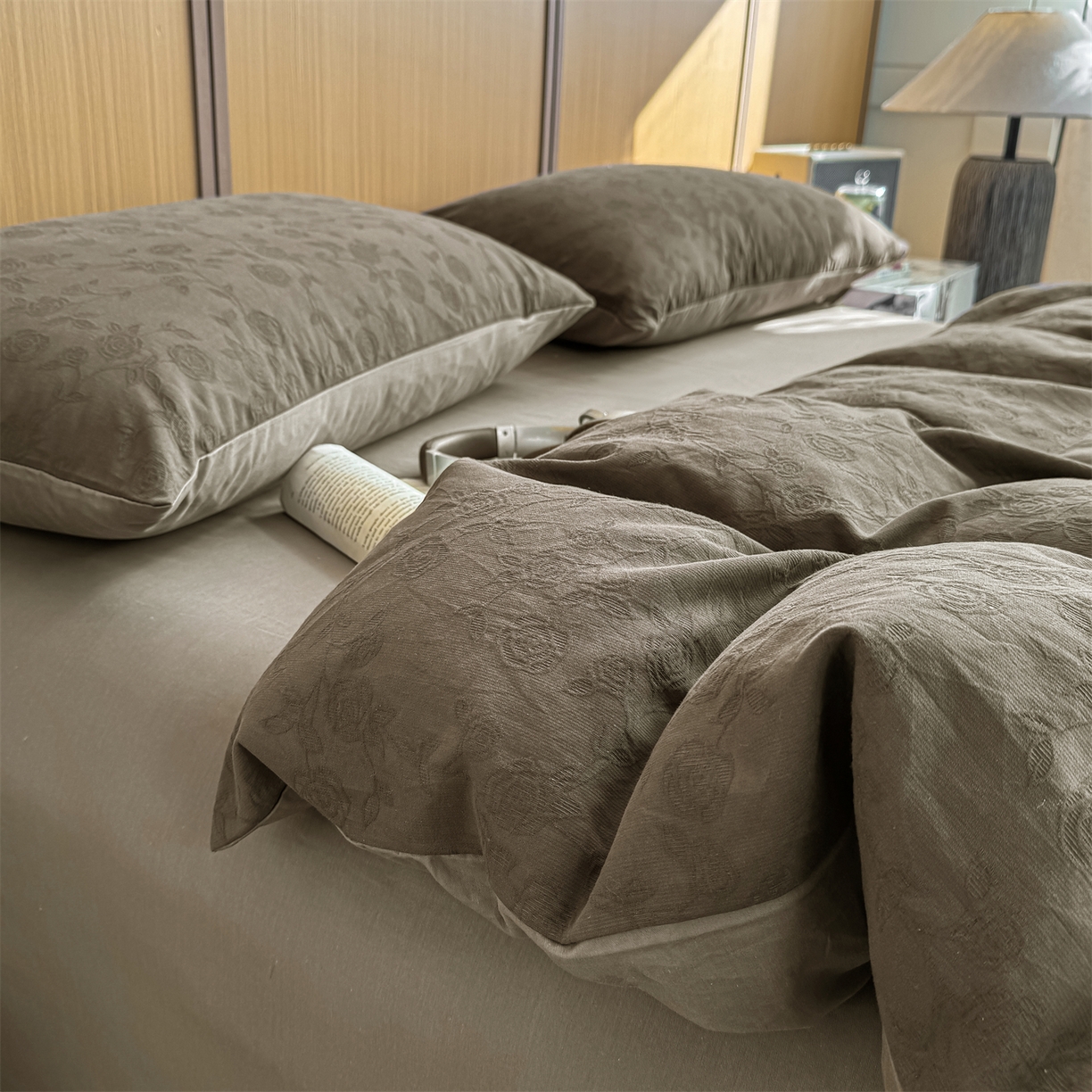 91家纺网 家纺一手货源 找家纺 灰鲸 2026新款全棉纯棉三层纱色织提花四件套 蔷薇-摩卡