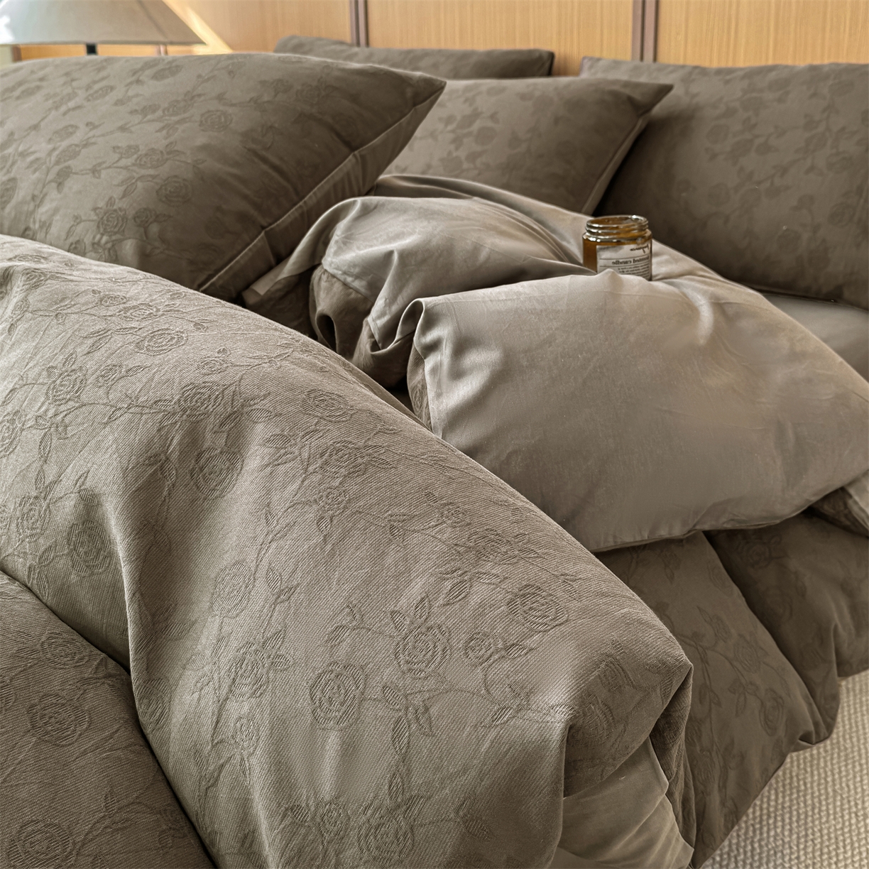 91家纺网 家纺一手货源 找家纺 灰鲸 2026新款全棉纯棉三层纱色织提花四件套 蔷薇-摩卡