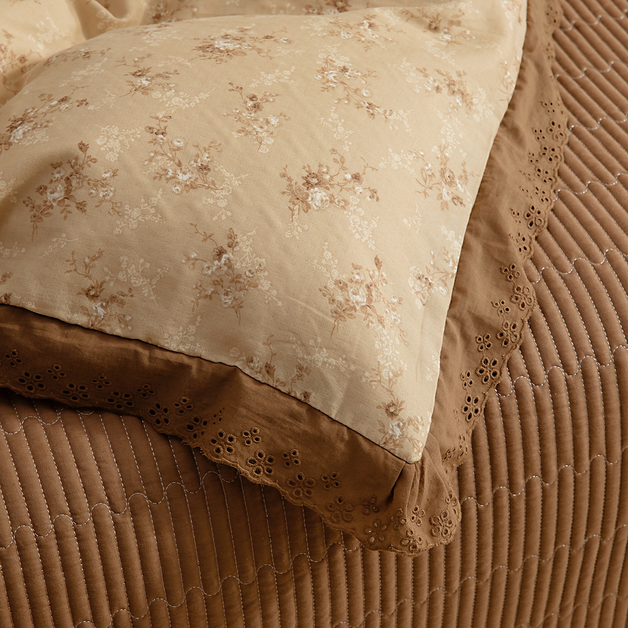 91家纺网 家纺一手货源 找家纺 情煊家纺 2026新款全棉双层纱花边款绣花款四件套 绣花款-茶香