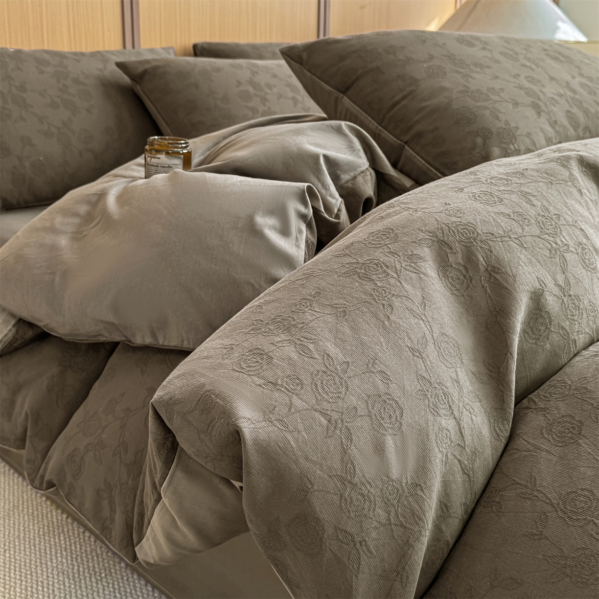 91家纺网 家纺一手货源 找家纺 灰鲸 2026新款全棉纯棉三层纱色织提花四件套 蔷薇-摩卡