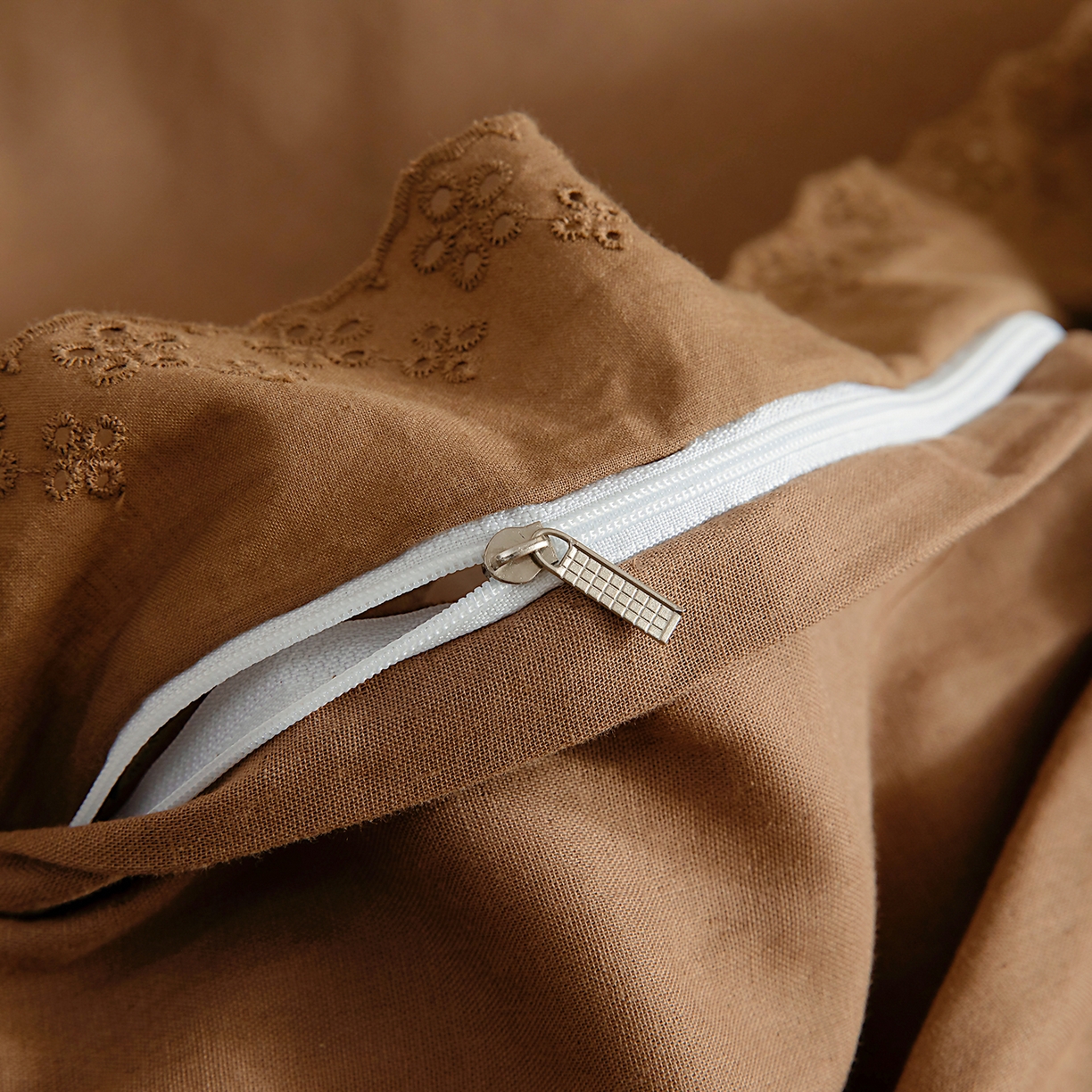 91家纺网 家纺一手货源 找家纺 情煊家纺 2026新款全棉双层纱花边款绣花款四件套 绣花款-茶香