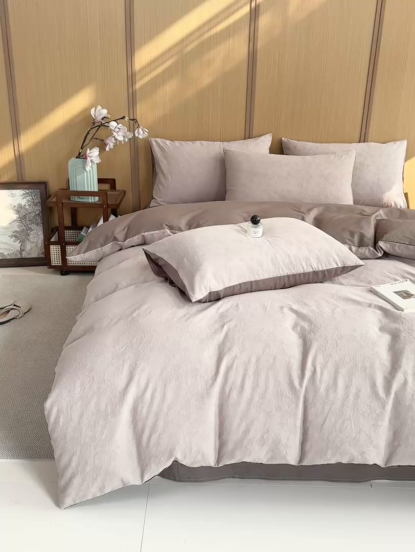 91家纺网 家纺一手货源 找家纺 灰鲸 2026新款全棉纯棉三层纱色织提花四件套 蔷薇-摩卡