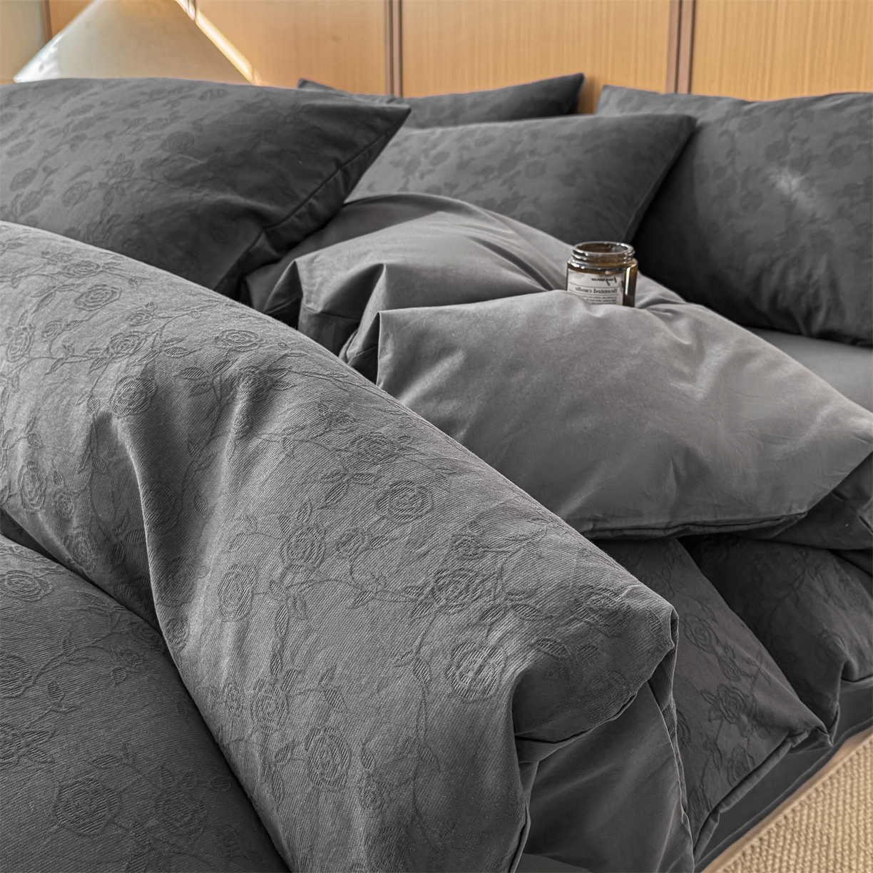 91家纺网 家纺一手货源 找家纺 灰鲸 2026新款全棉纯棉三层纱色织提花四件套 蔷薇-素墨