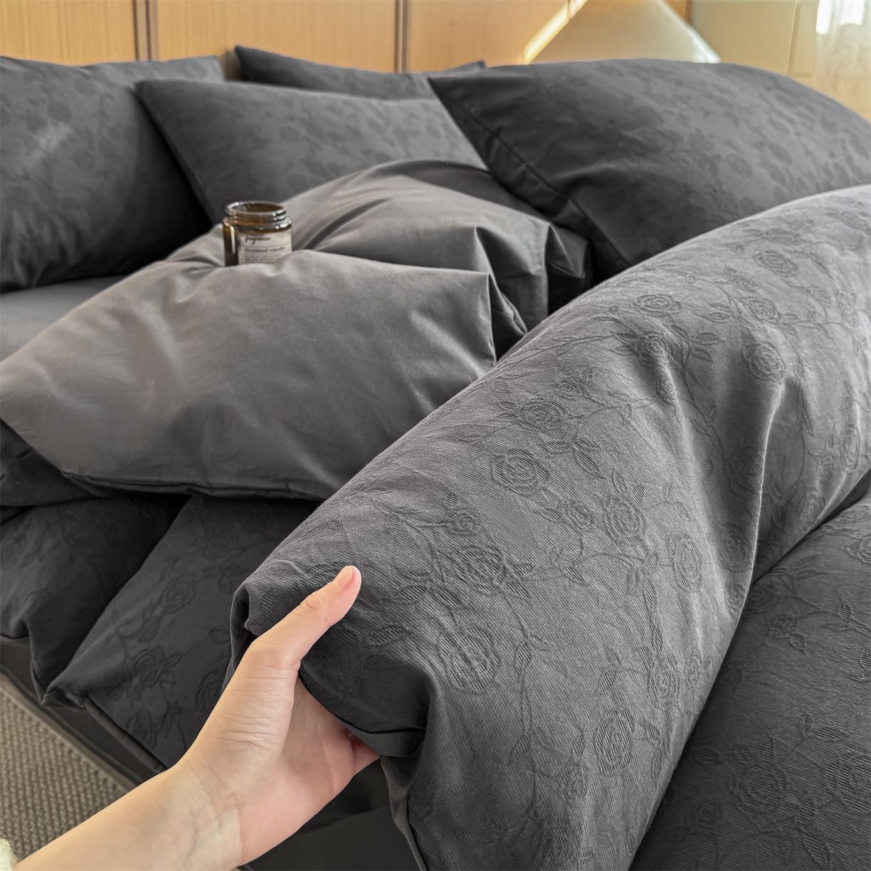 91家纺网 家纺一手货源 找家纺 灰鲸 2026新款全棉纯棉三层纱色织提花四件套 蔷薇-素墨