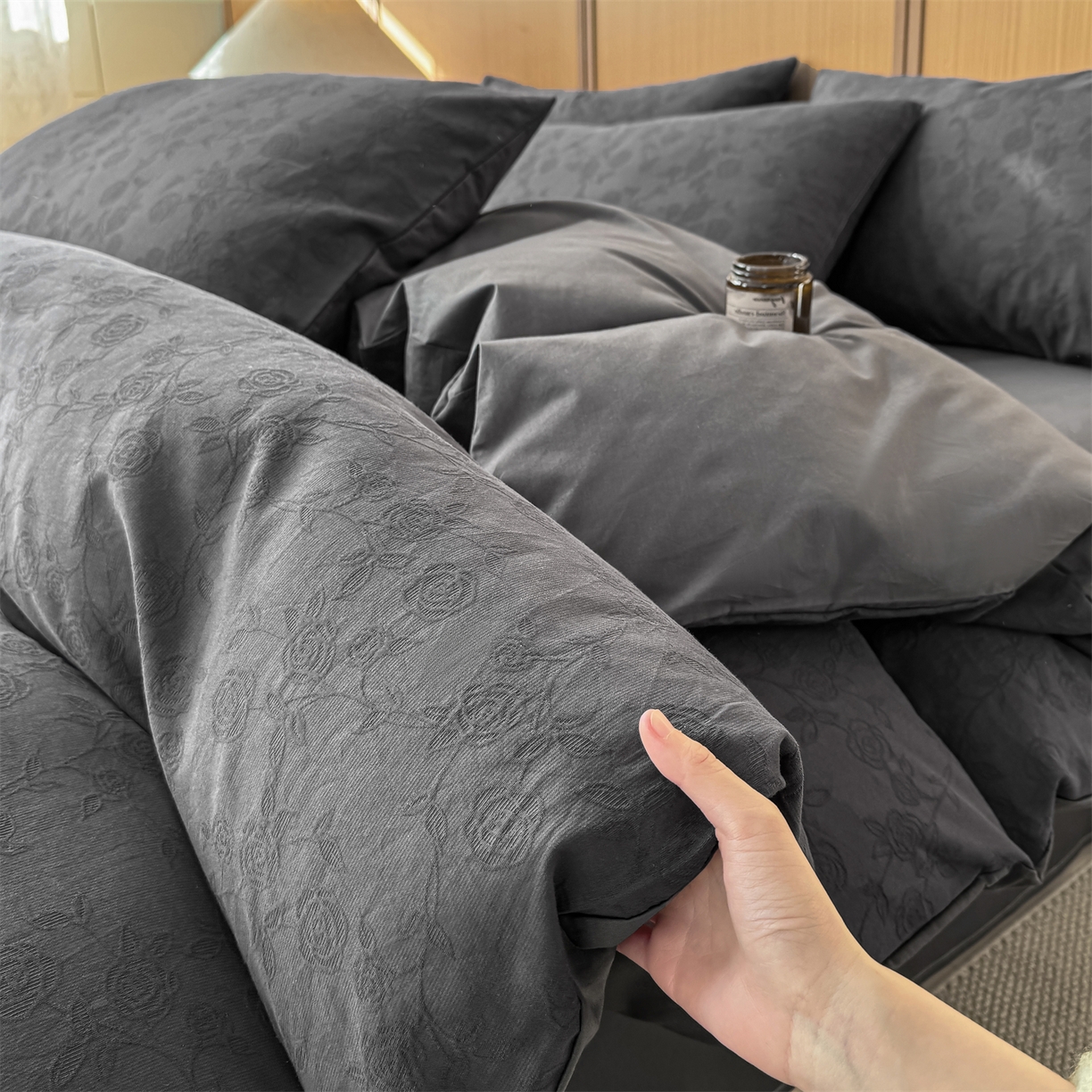 91家纺网 家纺一手货源 找家纺 灰鲸 2026新款全棉纯棉三层纱色织提花四件套 蔷薇-素墨