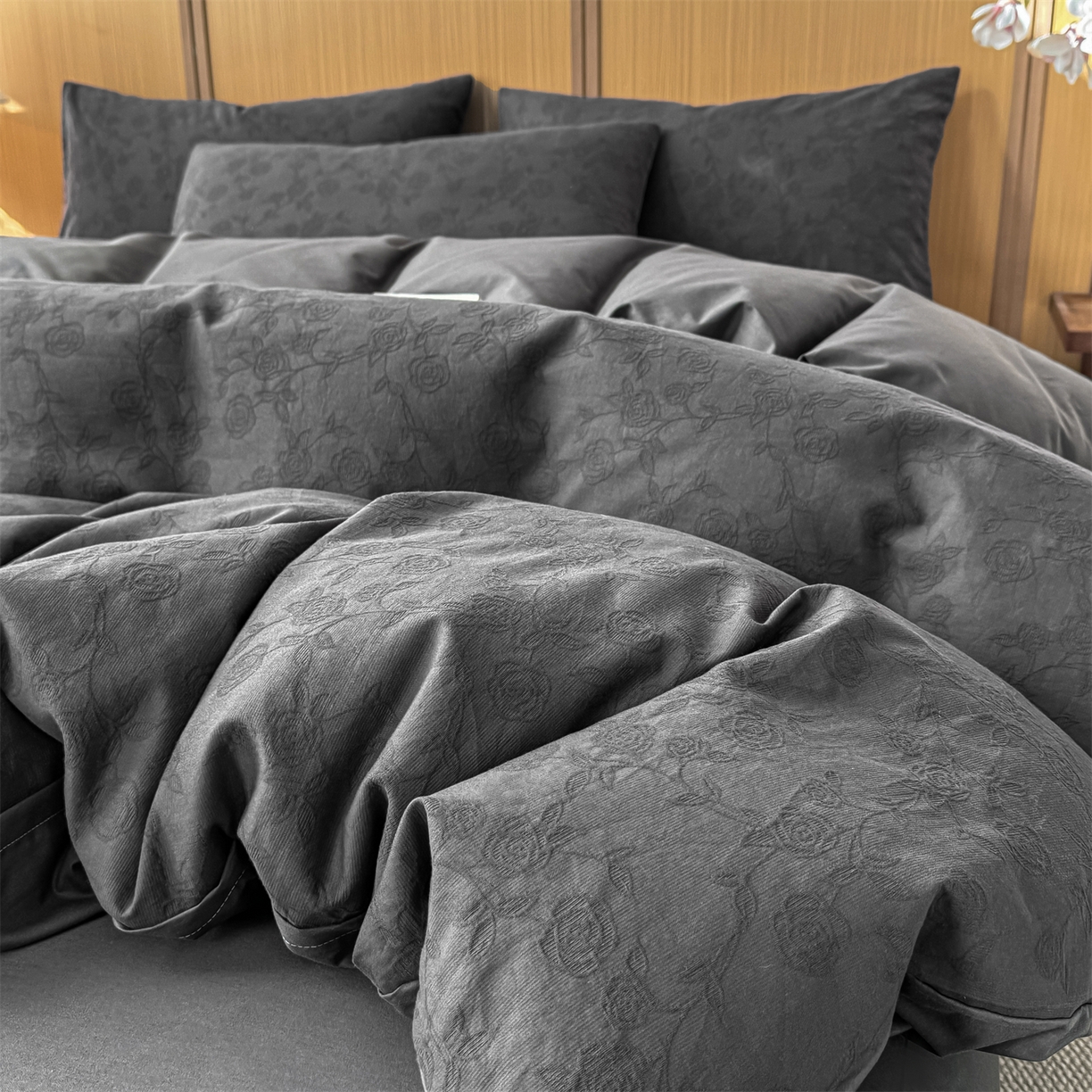 91家纺网 家纺一手货源 找家纺 灰鲸 2026新款全棉纯棉三层纱色织提花四件套 蔷薇-素墨