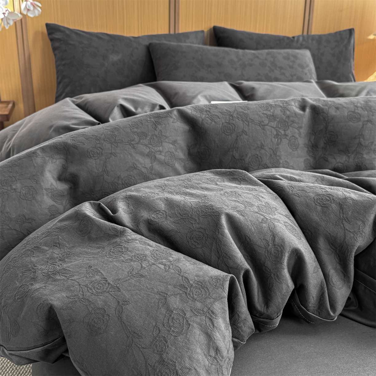 91家纺网 家纺一手货源 找家纺 灰鲸 2026新款全棉纯棉三层纱色织提花四件套 蔷薇-素墨