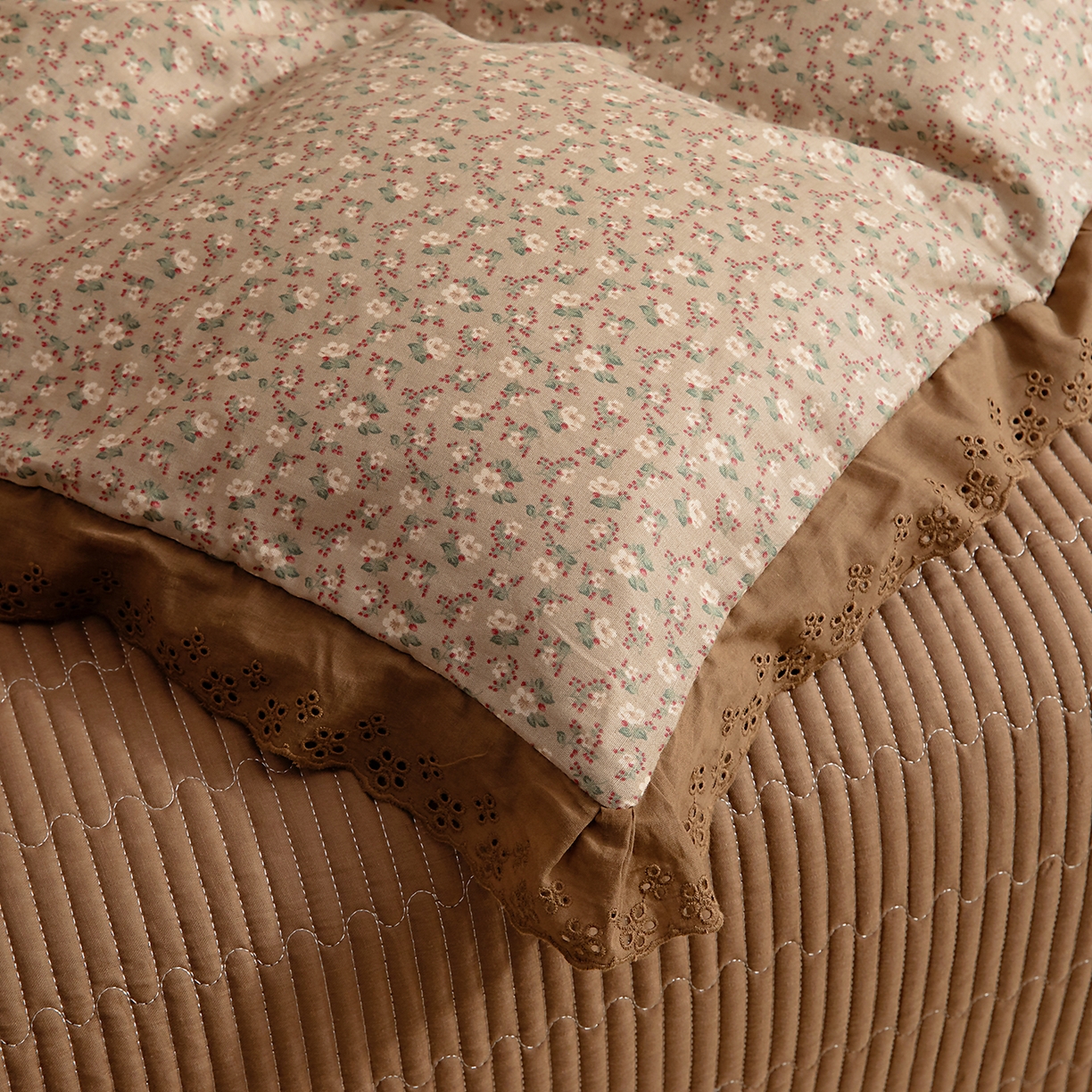 91家纺网 家纺一手货源 找家纺 情煊家纺 2026新款全棉双层纱花边款绣花款四件套 绣花款-绯红