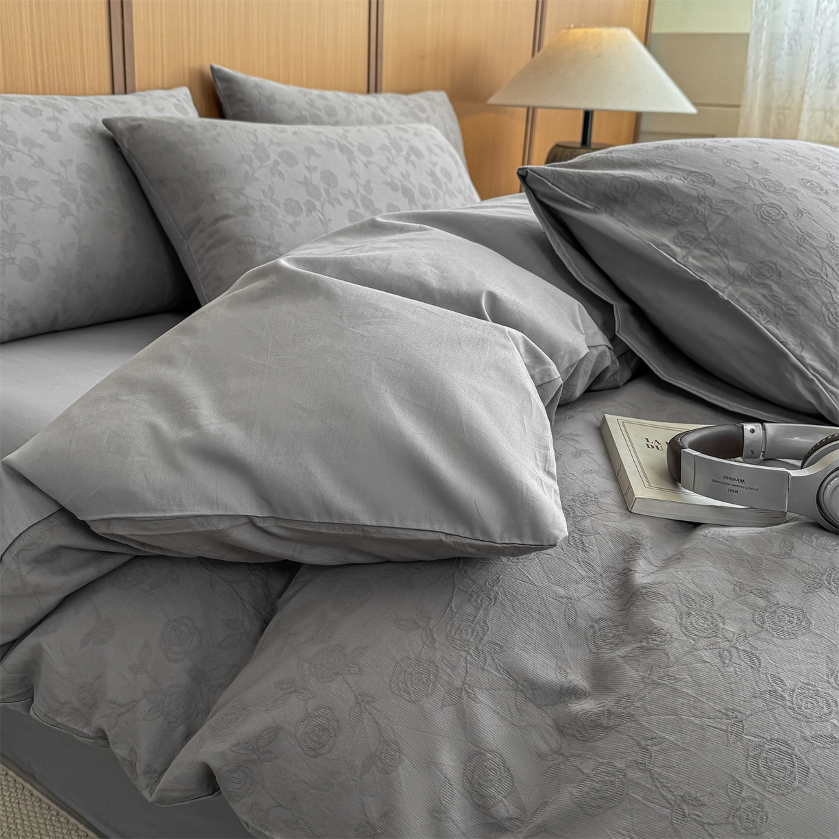 91家纺网 家纺一手货源 找家纺 灰鲸 2026新款全棉纯棉三层纱色织提花四件套 蔷薇-雾灰