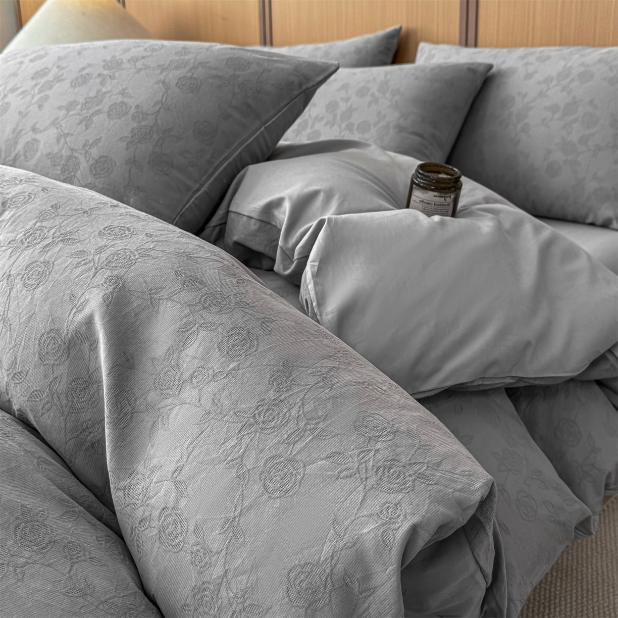 91家纺网 家纺一手货源 找家纺 灰鲸 2026新款全棉纯棉三层纱色织提花四件套 蔷薇-雾灰