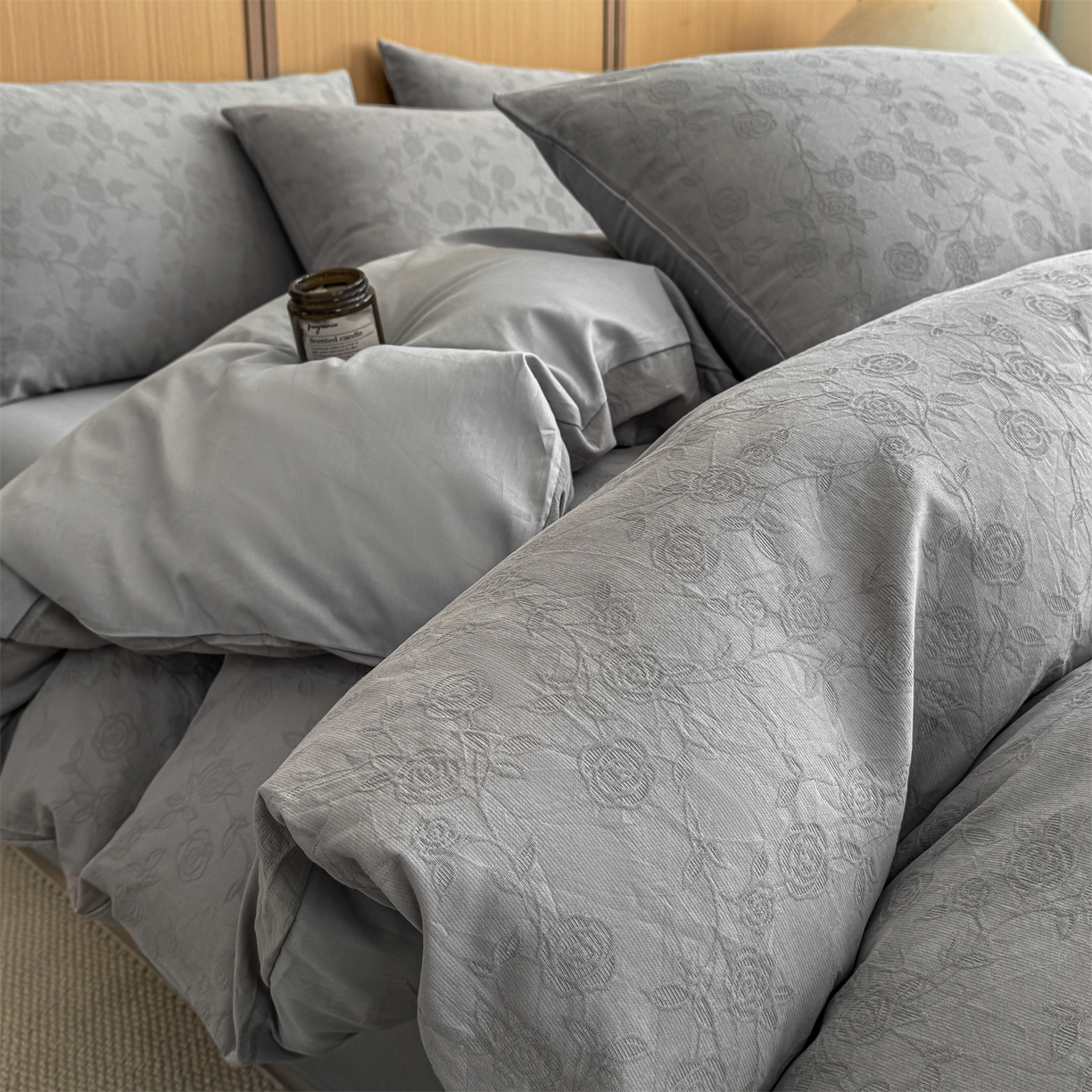 91家纺网 家纺一手货源 找家纺 灰鲸 2026新款全棉纯棉三层纱色织提花四件套 蔷薇-雾灰