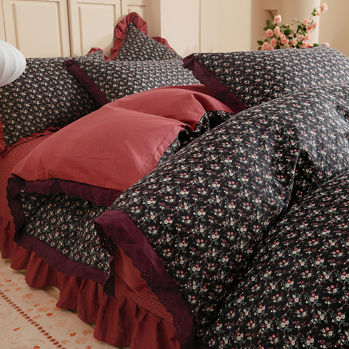 91家纺网 家纺一手货源 找家纺 情煊家纺 2026新款全棉双层纱花边款绣花款四件套 绣花款-海棠红