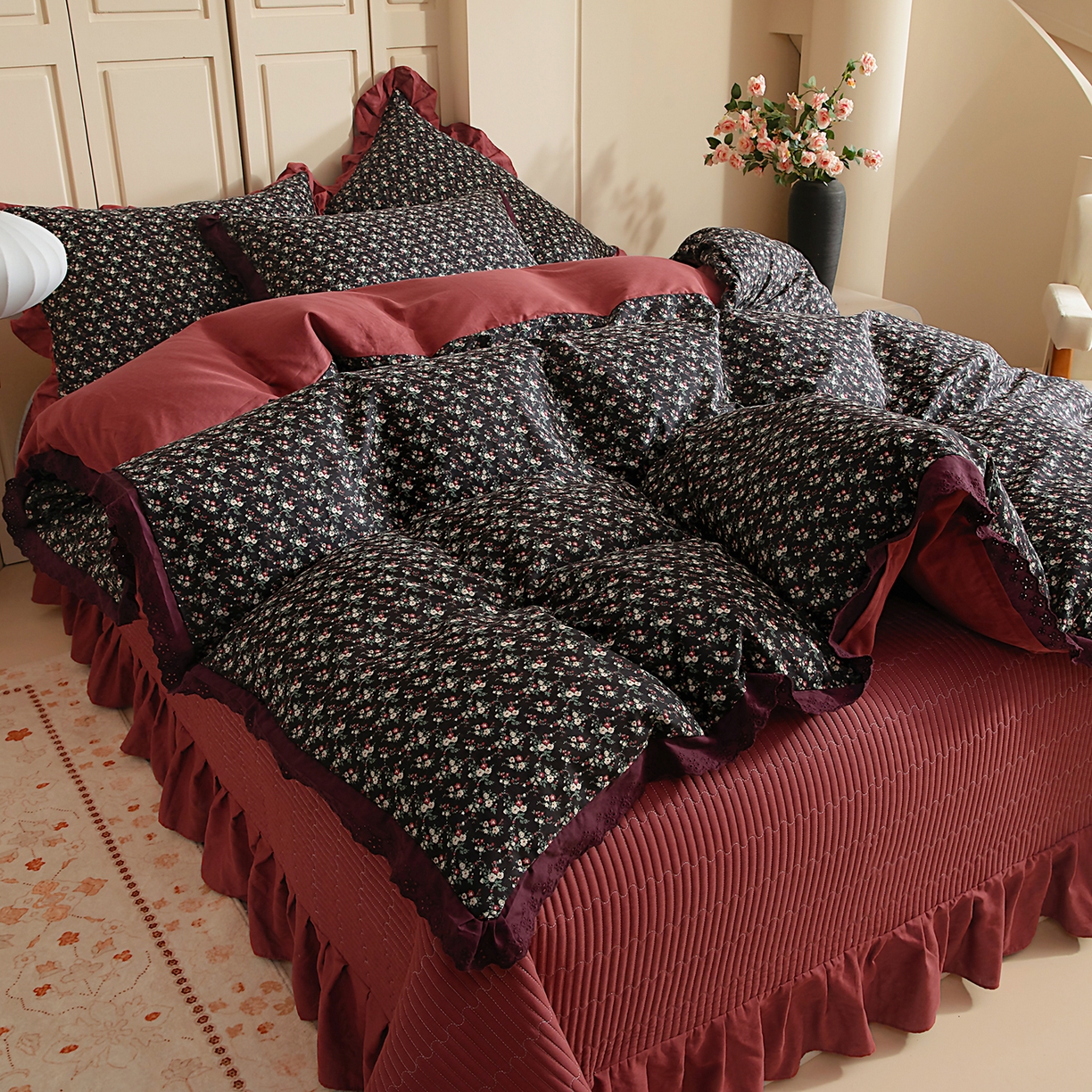 91家纺网 家纺一手货源 找家纺 情煊家纺 2026新款全棉双层纱花边款绣花款四件套 绣花款-海棠红