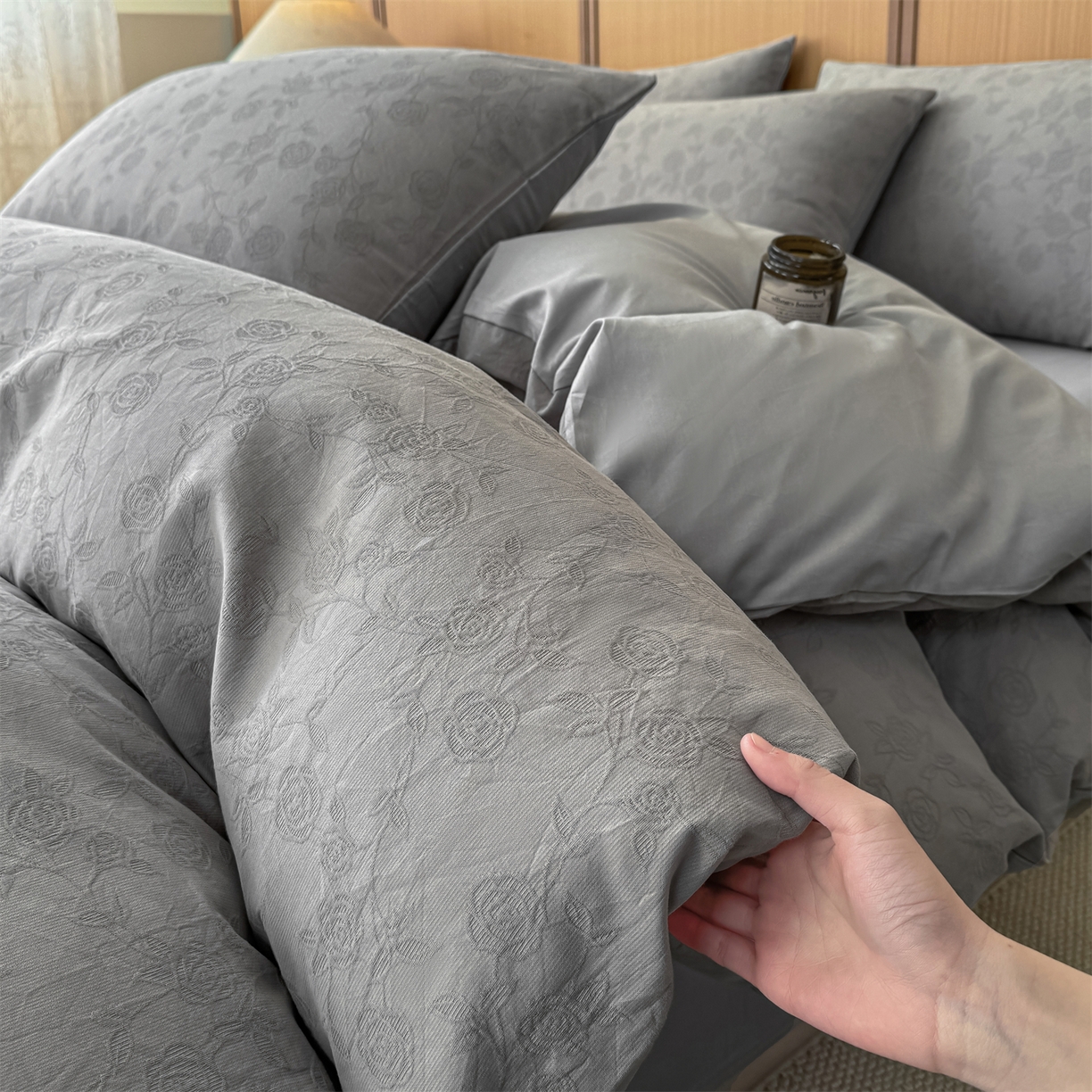 91家纺网 家纺一手货源 找家纺 灰鲸 2026新款全棉纯棉三层纱色织提花四件套 蔷薇-雾灰