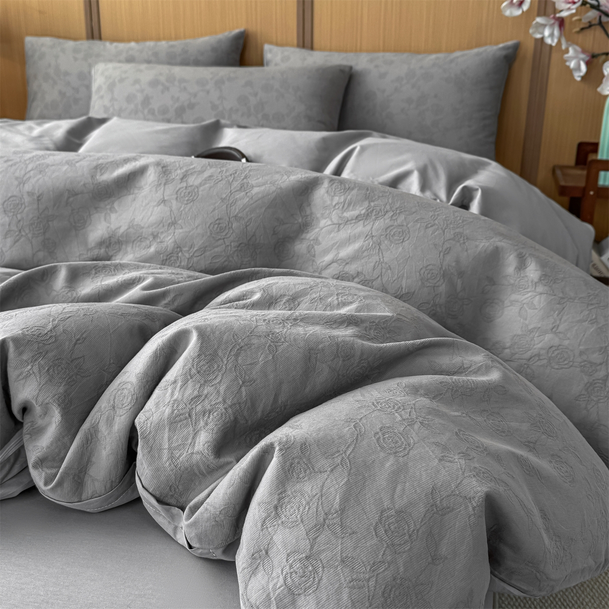 91家纺网 家纺一手货源 找家纺 灰鲸 2026新款全棉纯棉三层纱色织提花四件套 蔷薇-雾灰