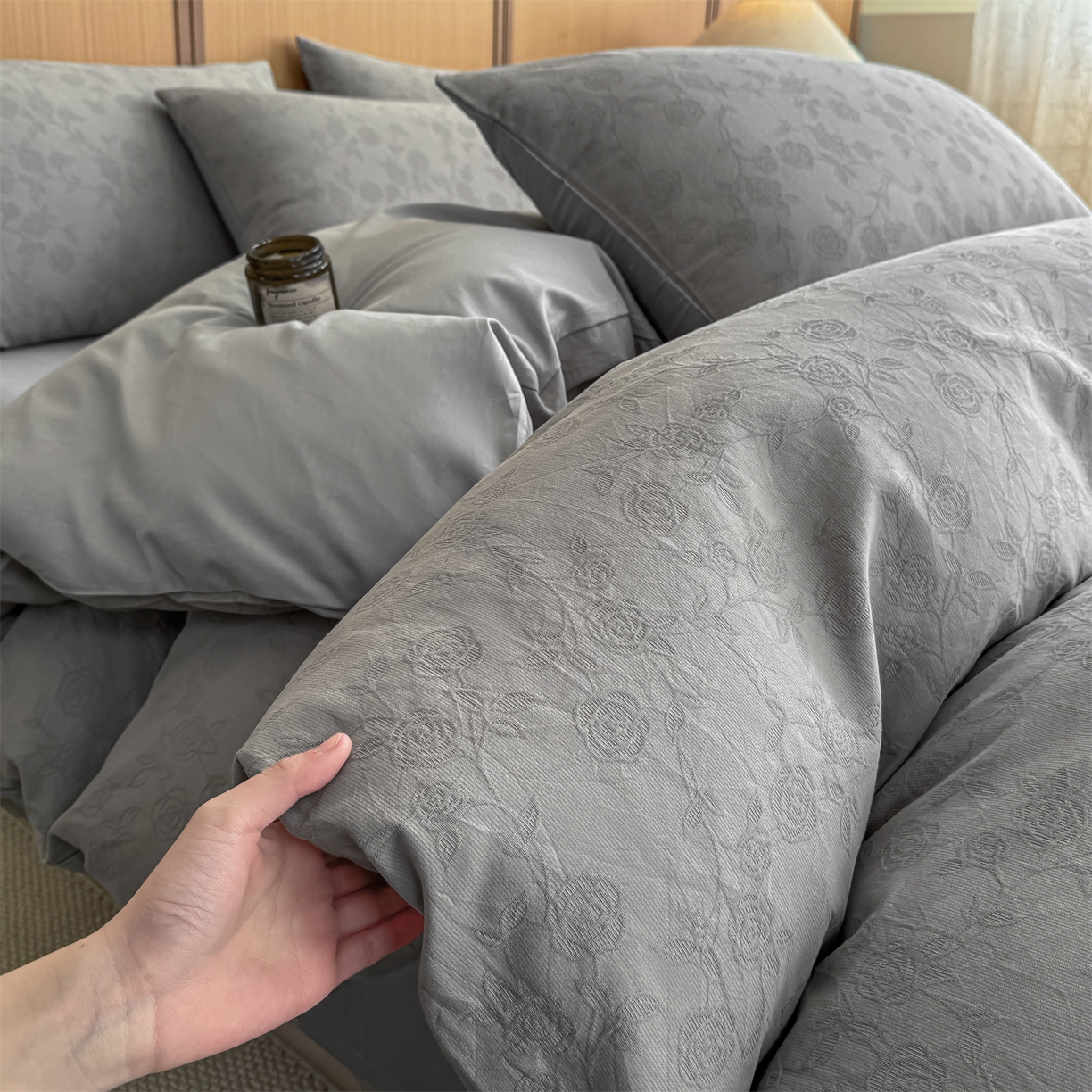 91家纺网 家纺一手货源 找家纺 灰鲸 2026新款全棉纯棉三层纱色织提花四件套 蔷薇-雾灰