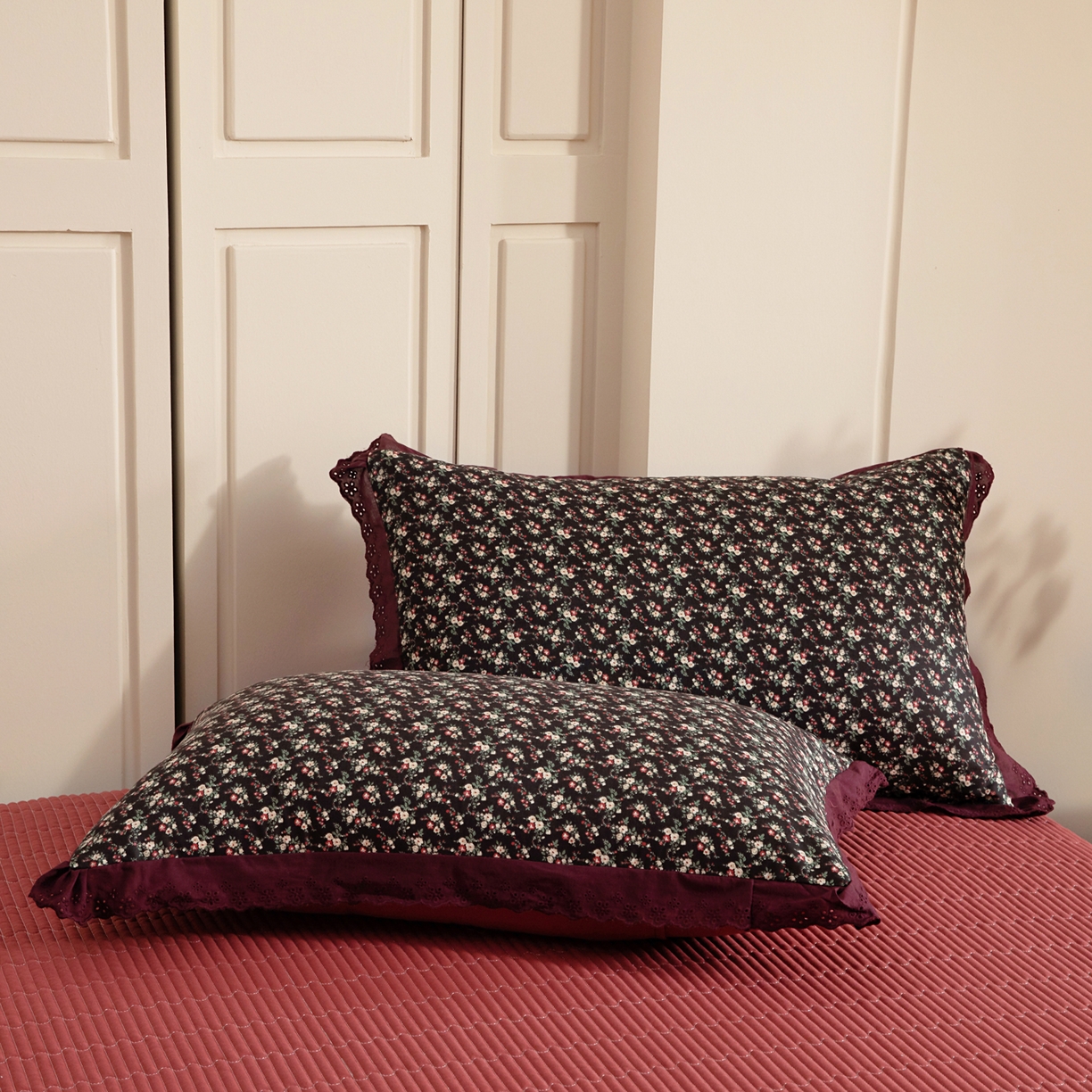 91家纺网 家纺一手货源 找家纺 情煊家纺 2026新款全棉双层纱花边款绣花款四件套 绣花款-海棠红