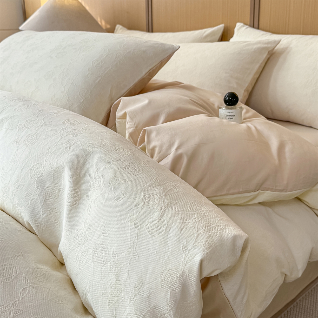 91家纺网 家纺一手货源 找家纺 灰鲸 2026新款全棉纯棉三层纱色织提花四件套 蔷薇-杏仁奶霜