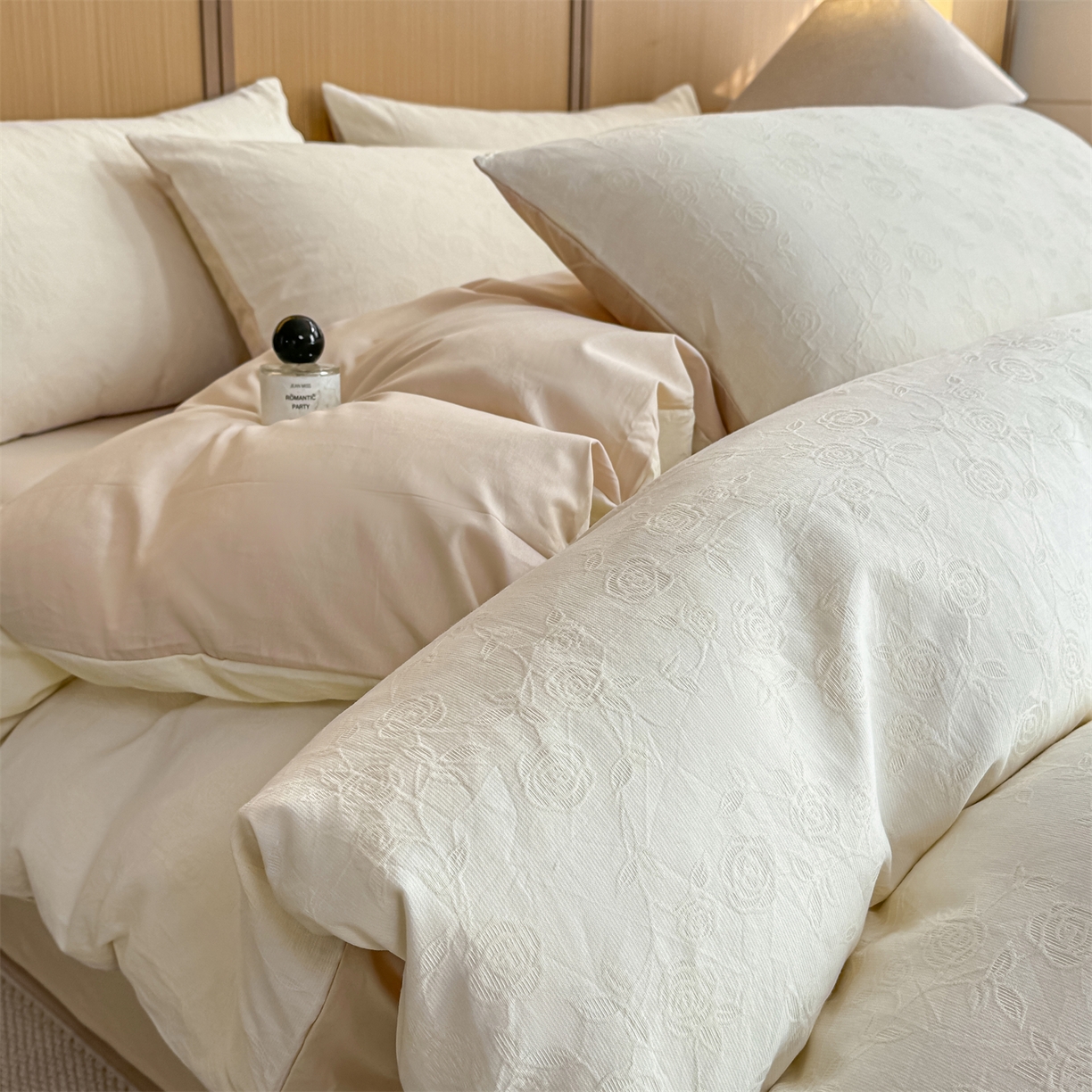 91家纺网 家纺一手货源 找家纺 灰鲸 2026新款全棉纯棉三层纱色织提花四件套 蔷薇-杏仁奶霜