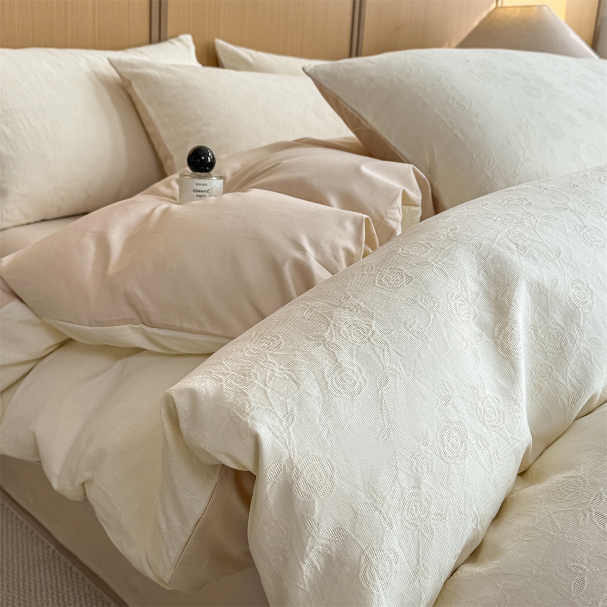 91家纺网 家纺一手货源 找家纺 灰鲸 2026新款全棉纯棉三层纱色织提花四件套 蔷薇-杏仁奶霜