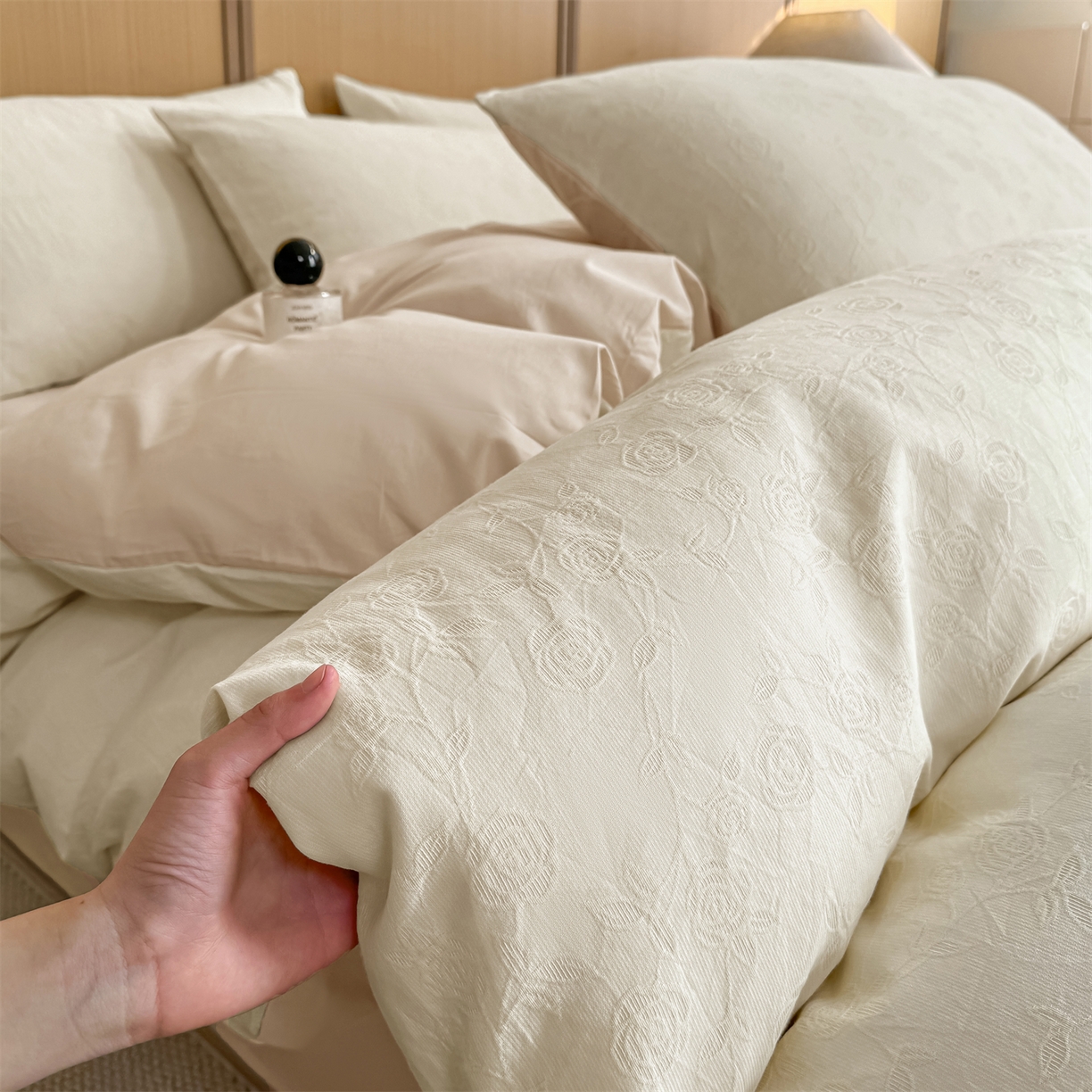 91家纺网 家纺一手货源 找家纺 灰鲸 2026新款全棉纯棉三层纱色织提花四件套 蔷薇-杏仁奶霜