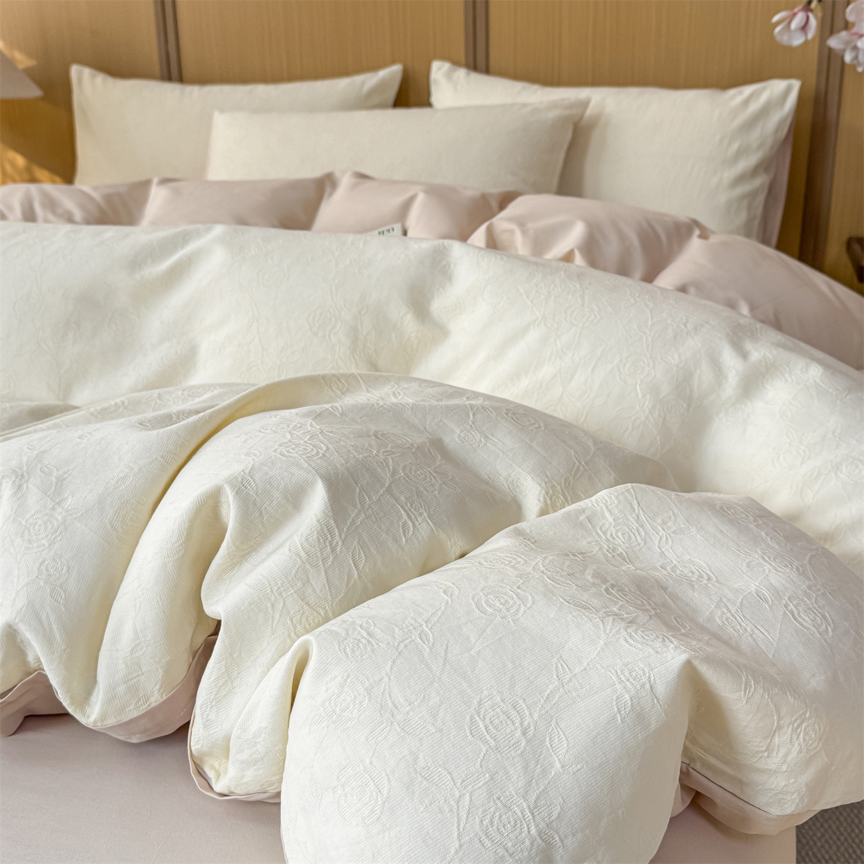 91家纺网 家纺一手货源 找家纺 灰鲸 2026新款全棉纯棉三层纱色织提花四件套 蔷薇-杏仁奶霜