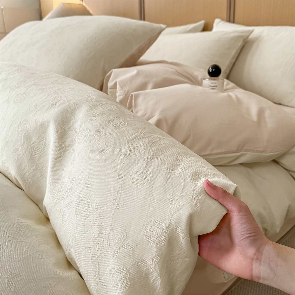 91家纺网 家纺一手货源 找家纺 灰鲸 2026新款全棉纯棉三层纱色织提花四件套 蔷薇-杏仁奶霜