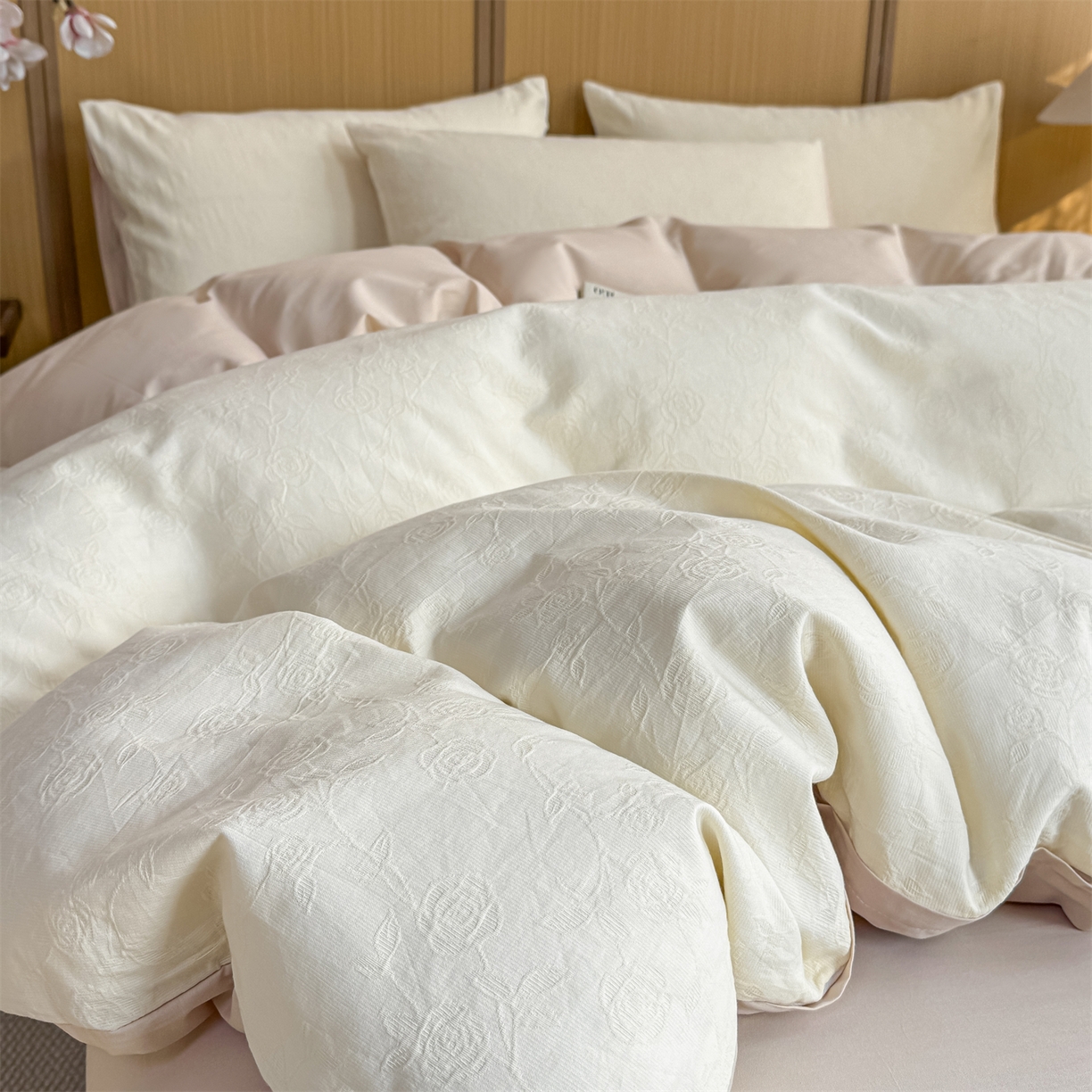 91家纺网 家纺一手货源 找家纺 灰鲸 2026新款全棉纯棉三层纱色织提花四件套 蔷薇-杏仁奶霜