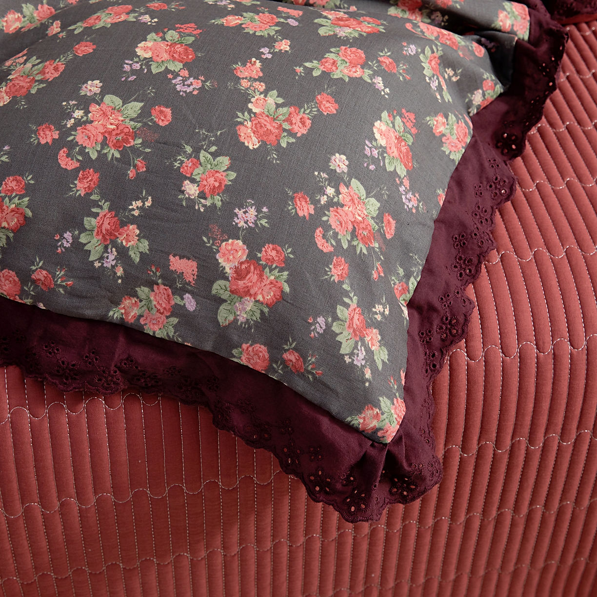 91家纺网 家纺一手货源 找家纺 情煊家纺 2026新款全棉双层纱花边款绣花款四件套 绣花款-缪斯