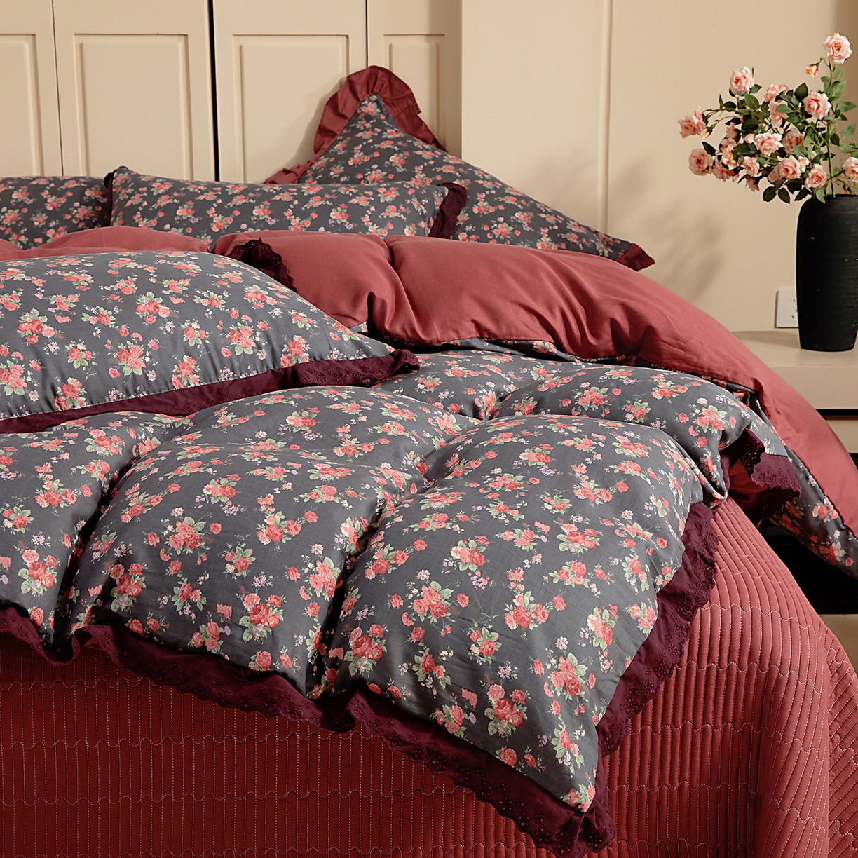 91家纺网 家纺一手货源 找家纺 情煊家纺 2026新款全棉双层纱花边款绣花款四件套 绣花款-缪斯