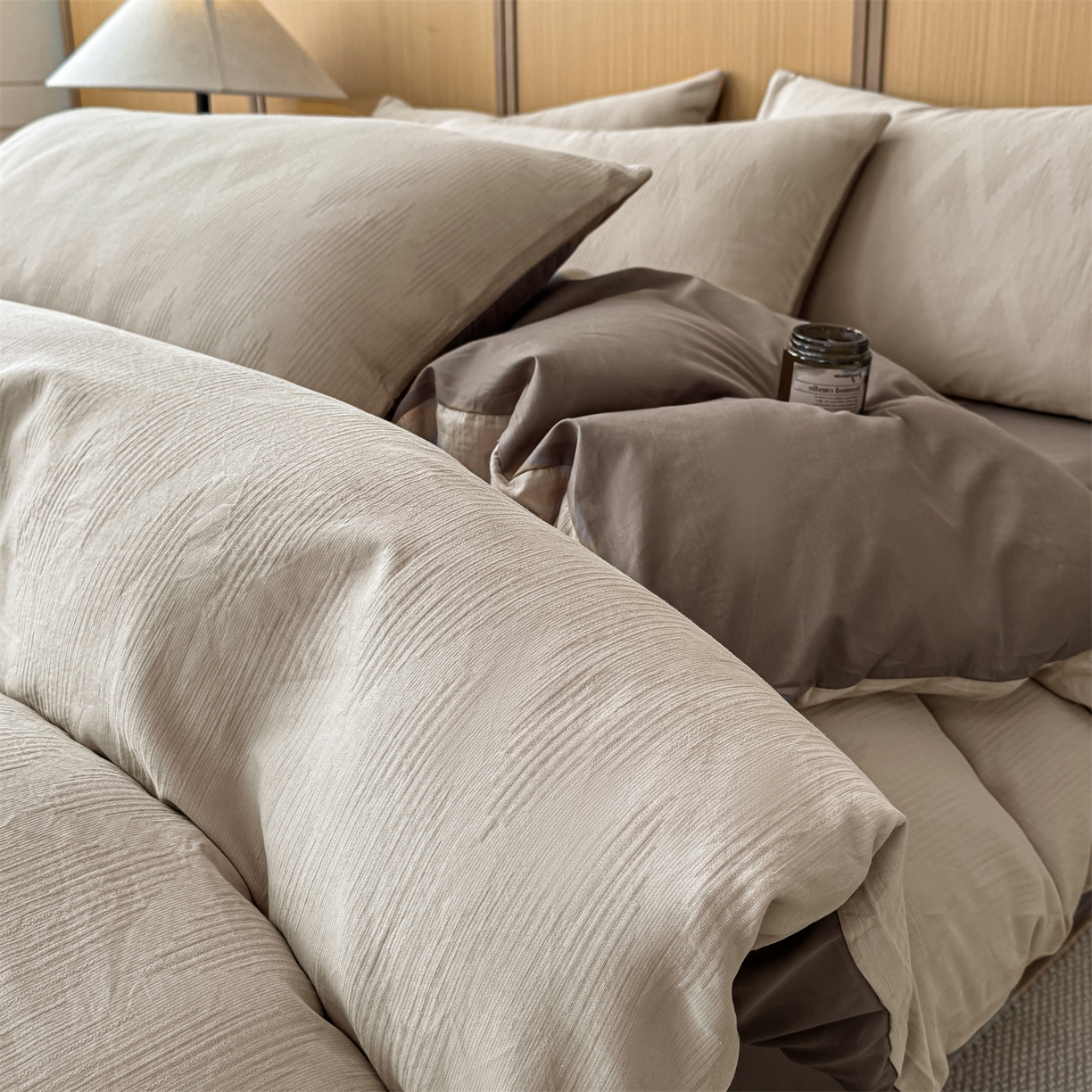 91家纺网 家纺一手货源 找家纺 灰鲸 2026新款全棉纯棉三层纱色织提花四件套 影韵-可可奶咖