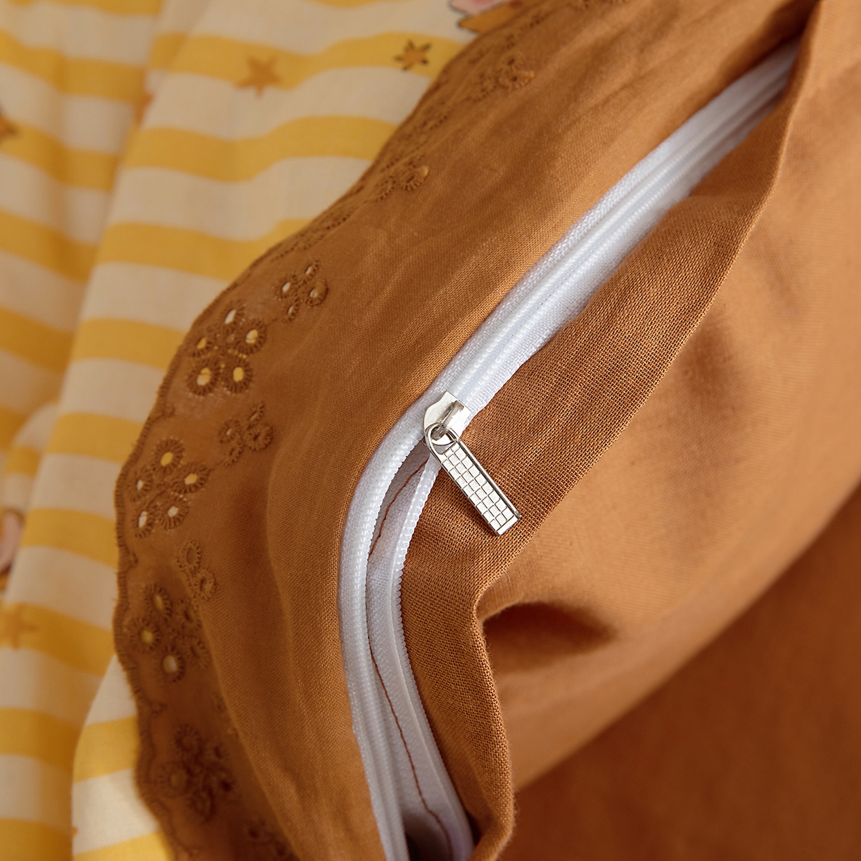 91家纺网 家纺一手货源 找家纺 情煊家纺 2026新款全棉双层纱花边款绣花款四件套 绣花款-星星人