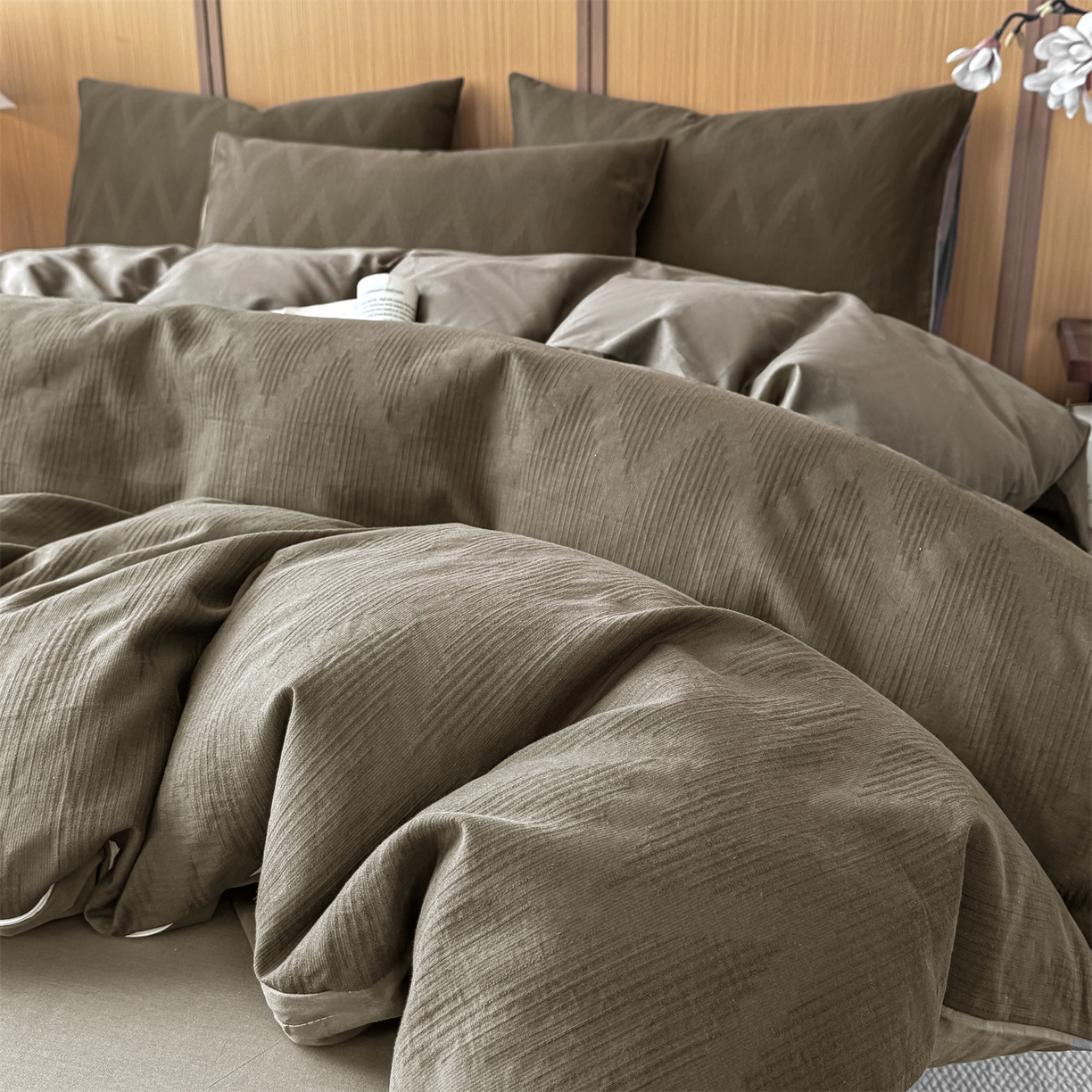 91家纺网 家纺一手货源 找家纺 灰鲸 2026新款全棉纯棉三层纱色织提花四件套 影韵-摩卡