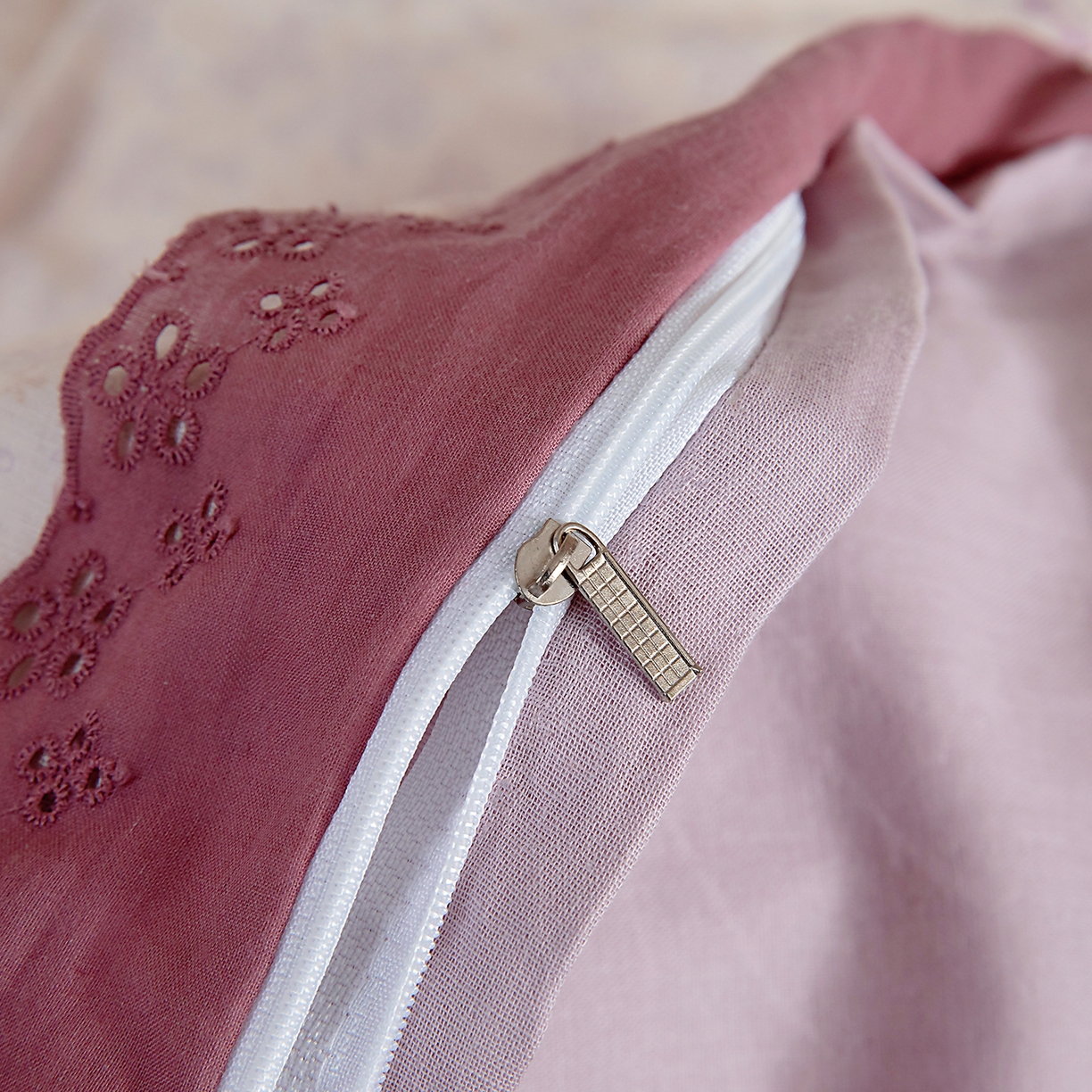 91家纺网 家纺一手货源 找家纺 情煊家纺 2026新款全棉双层纱花边款绣花款四件套 绣花款-樱桃