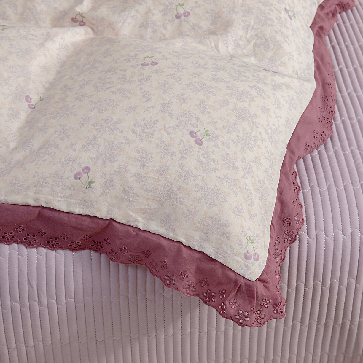 91家纺网 家纺一手货源 找家纺 情煊家纺 2026新款全棉双层纱花边款绣花款四件套 绣花款-樱桃