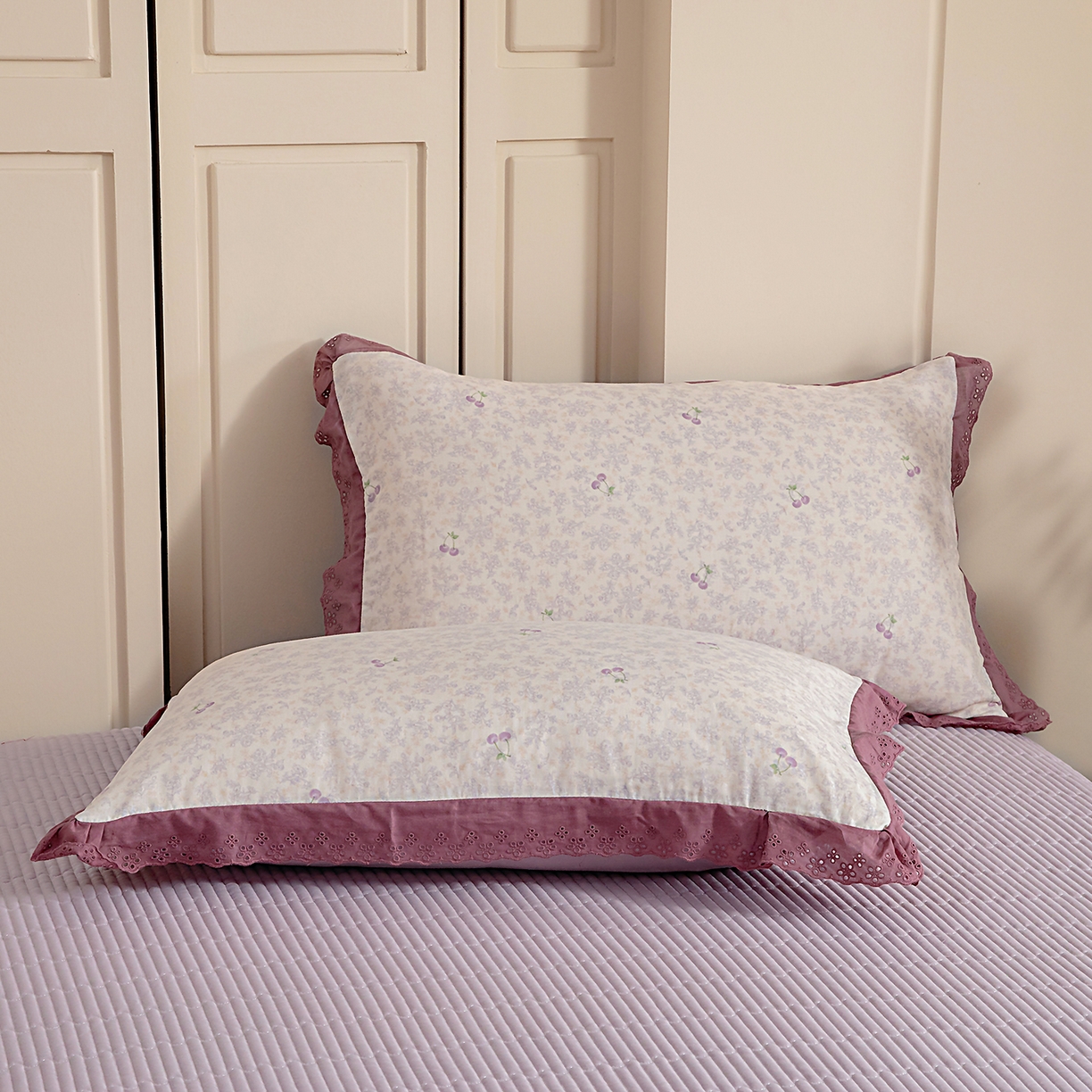 91家纺网 家纺一手货源 找家纺 情煊家纺 2026新款全棉双层纱花边款绣花款四件套 绣花款-樱桃