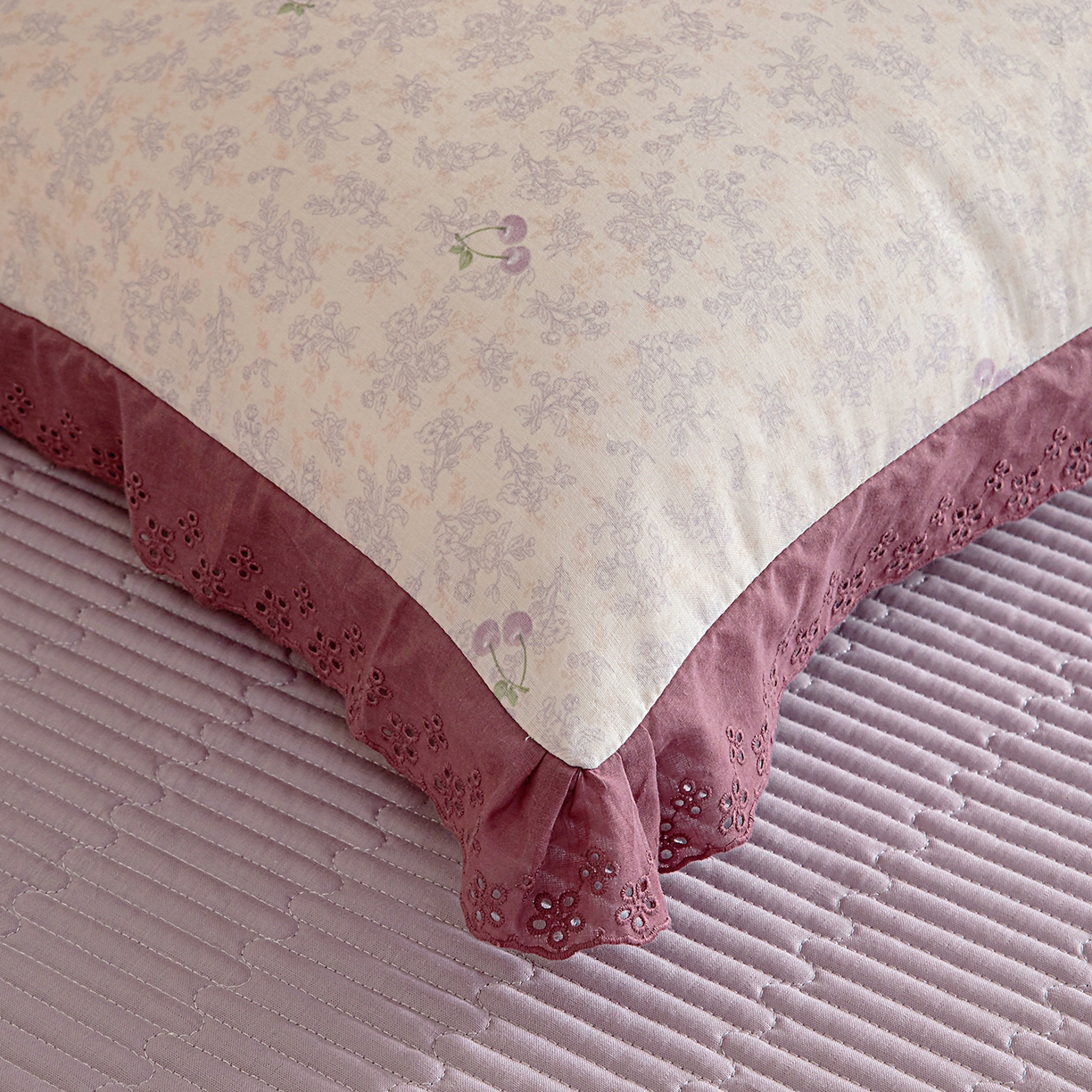 91家纺网 家纺一手货源 找家纺 情煊家纺 2026新款全棉双层纱花边款绣花款四件套 绣花款-樱桃