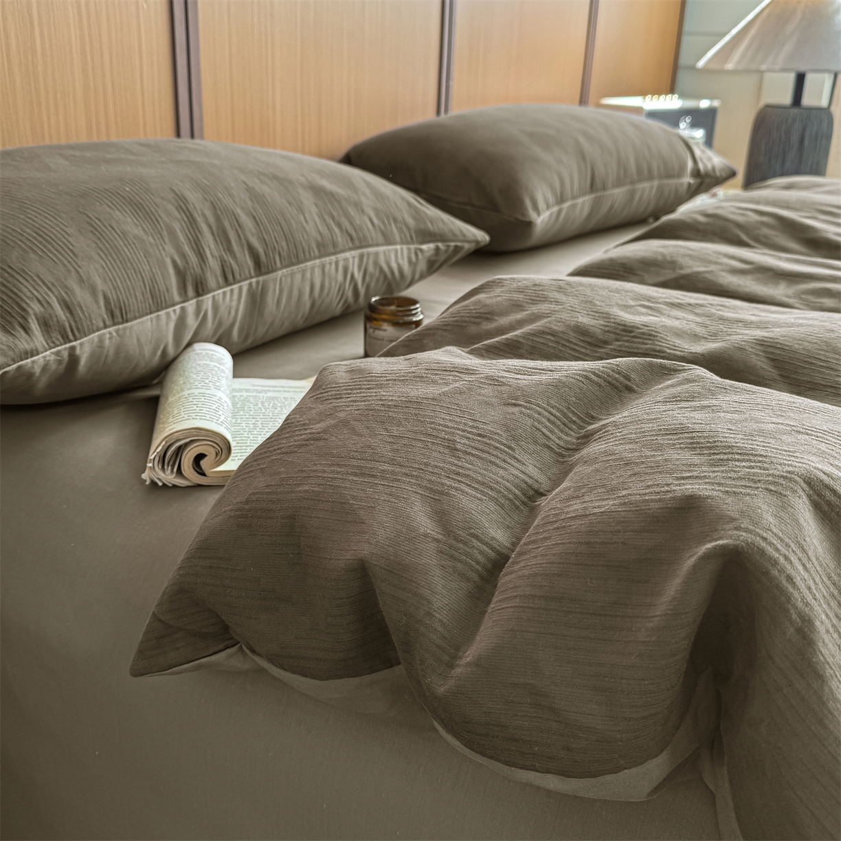 91家纺网 家纺一手货源 找家纺 灰鲸 2026新款全棉纯棉三层纱色织提花四件套 影韵-摩卡