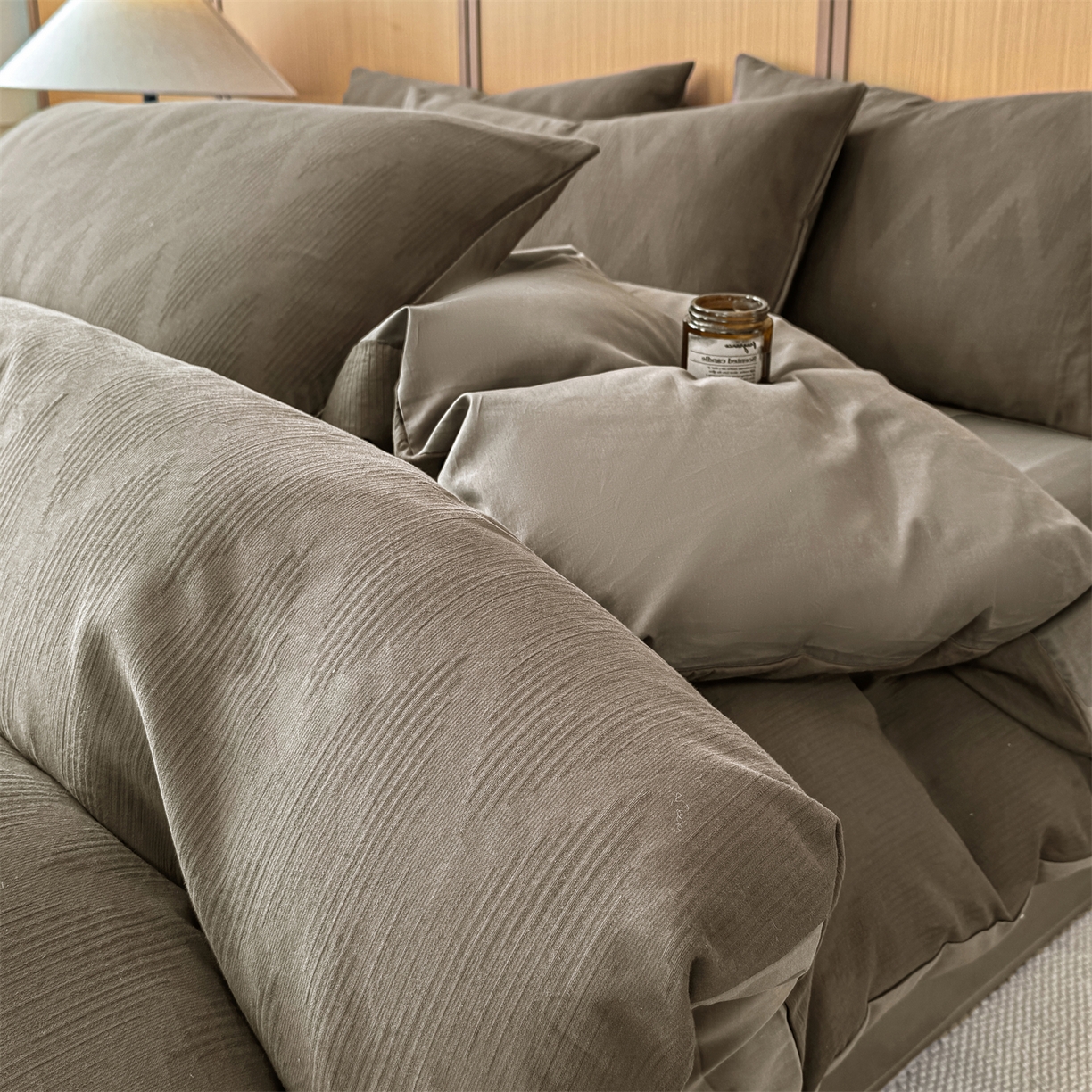 91家纺网 家纺一手货源 找家纺 灰鲸 2026新款全棉纯棉三层纱色织提花四件套 影韵-摩卡